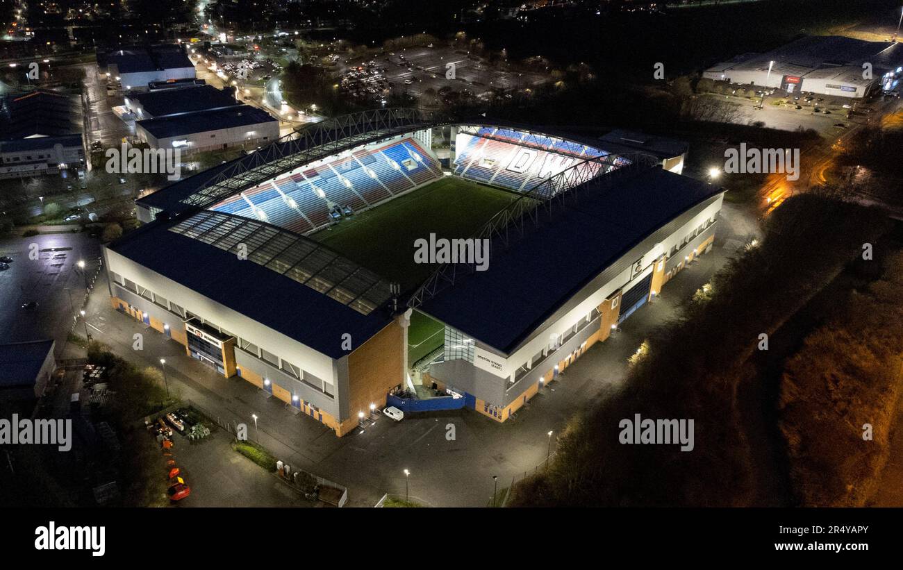 Das DW Stadium, Heimstadion des Wigan Athletic FC, bei Nacht aus der Vogelperspektive. Früher bekannt als JJB-Stadion Stockfoto