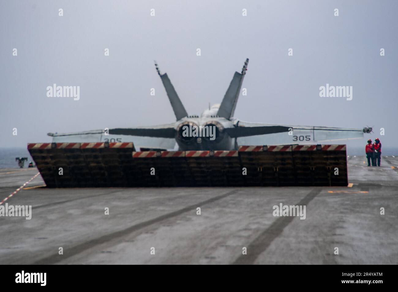 230530-N-YX844-1059 PHILIPPINE SEA (30. Mai 2023) A F/A-18E Super Hornet 300 Series, befestigt an den Eagles of Strike Fighter Squadron (VFA) 115, bereitet sich auf den Start auf dem Flugdeck der USA vor Der einzige vorwärtsgesetzte Flugzeugträger der Navy, USS Ronald Reagan (CVN 76), in der Philippinischen See, Mai 30. Die Eagles führen Luftangriffe und Eskorte-Missionen der Streitkräfte sowie Schiffe, Gefechtsverbände und Nachrichtensammeloperationen durch. Ronald Reagan, das Flaggschiff der Carrier Strike Group 5, stellt eine kampfbereite Truppe bereit, die die Vereinigten Staaten schützt und verteidigt und allia unterstützt Stockfoto 230530-N-YX844-1059 PHILIPPINE SEA (30. Mai 2023) A F/A-18E Super Hornet 300 Series, befestigt an den Eagles of Strike Fighter Squadron (VFA) 115, bereitet sich auf den Start auf dem Flugdeck der USA vor Der einzige vorwärtsgesetzte Flugzeugträger der Navy, USS Ronald Reagan (CVN 76), in der Philippinischen See, Mai 30. Die Eagles führen Luftangriffe und Eskorte-Missionen der Streitkräfte sowie Schiffe, Gefechtsverbände und Nachrichtensammeloperationen durch. Ronald Reagan, das Flaggschiff der Carrier Strike Group 5, stellt eine kampfbereite Truppe bereit, die die Vereinigten Staaten schützt und verteidigt und allia unterstützt Stockfoto