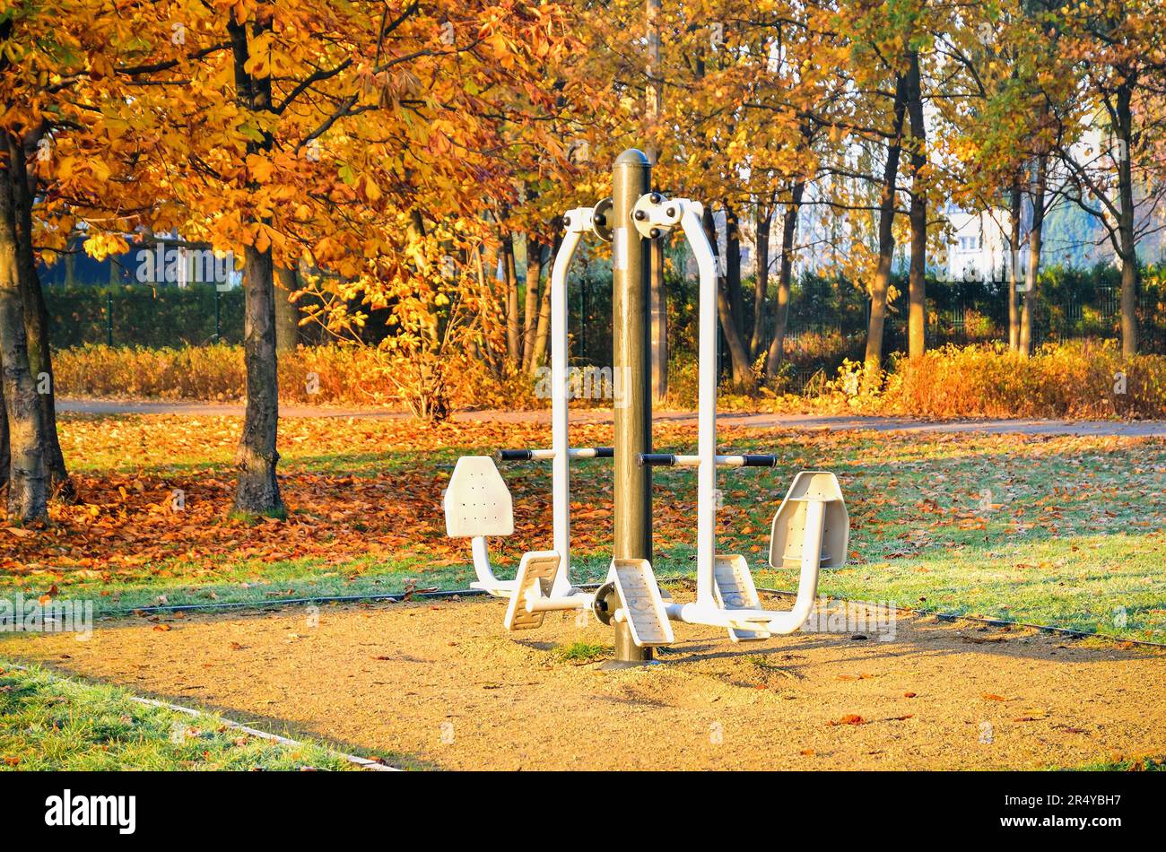 Sportthema mit Outdoor Gym. Das Übungsgerät im Herbstpark. Stockfoto