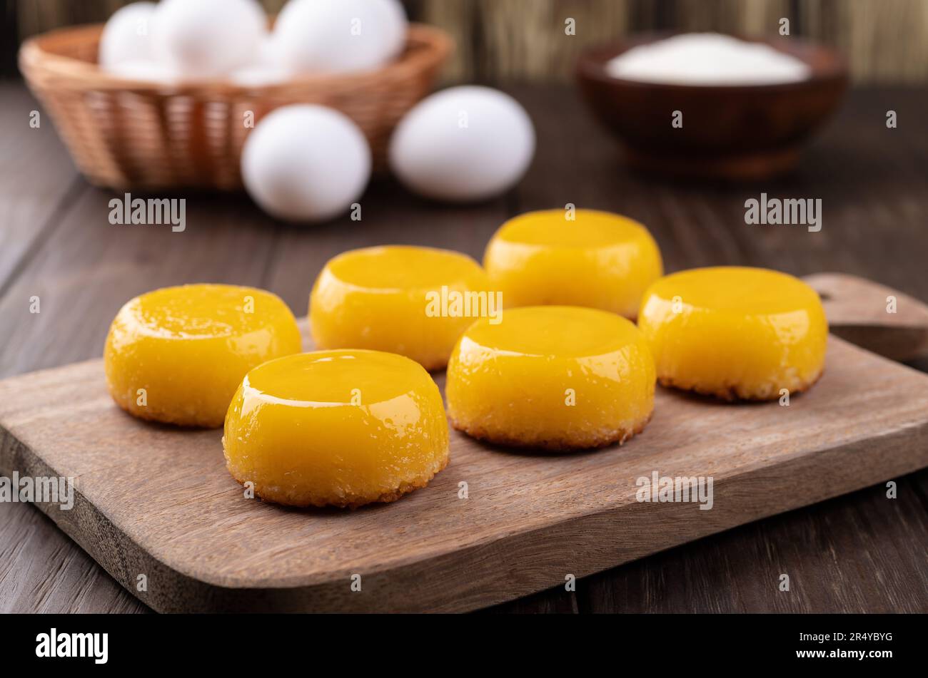 Traditionelles brasilianisches Ei- und Kokosnuss-Dessert mit Zutaten. Stockfoto