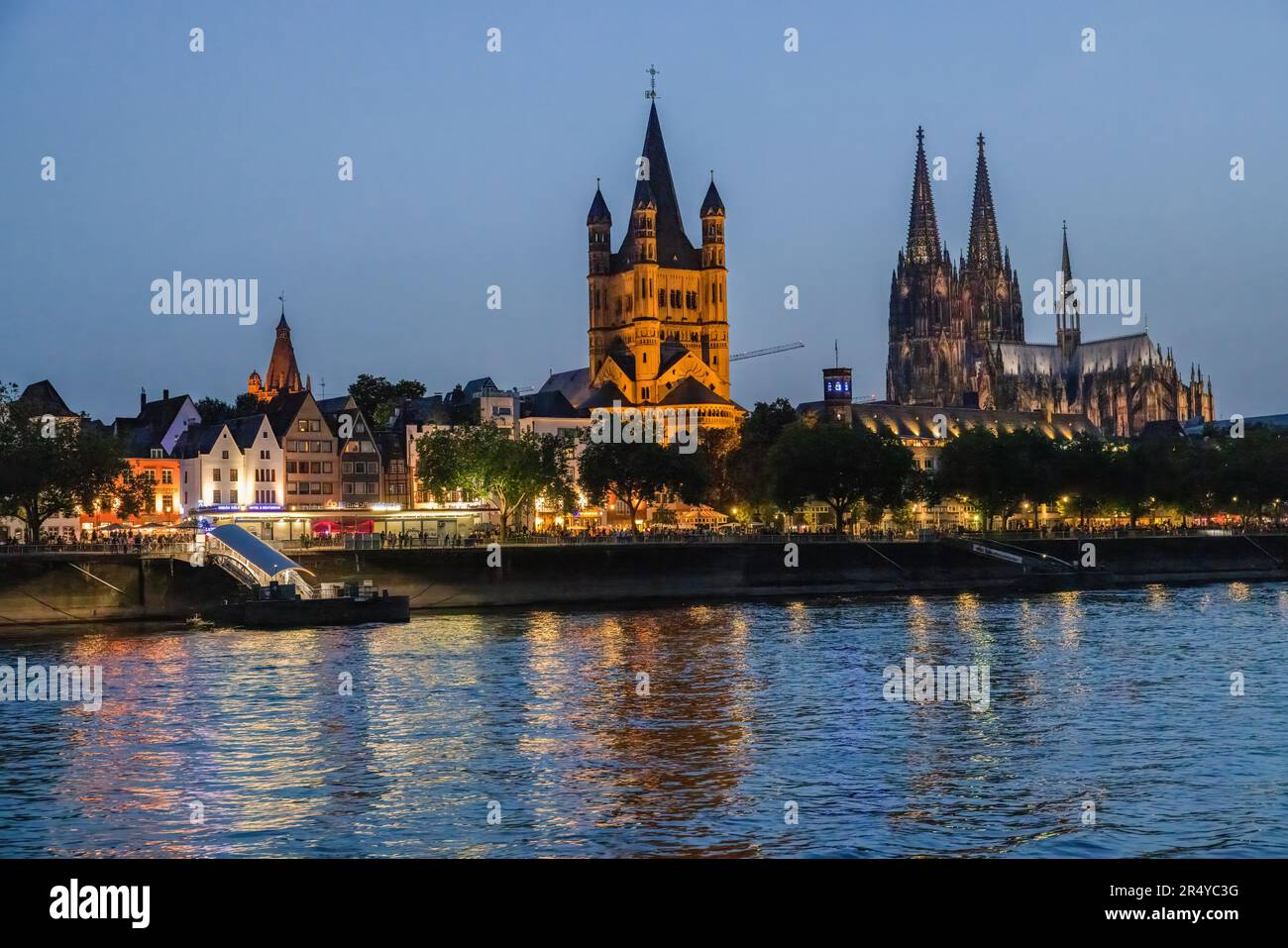 Große St. Martin Kirche und Kölner Dom in der Abenddämmerung vom Rhein, Köln, Deutschland Stockfoto