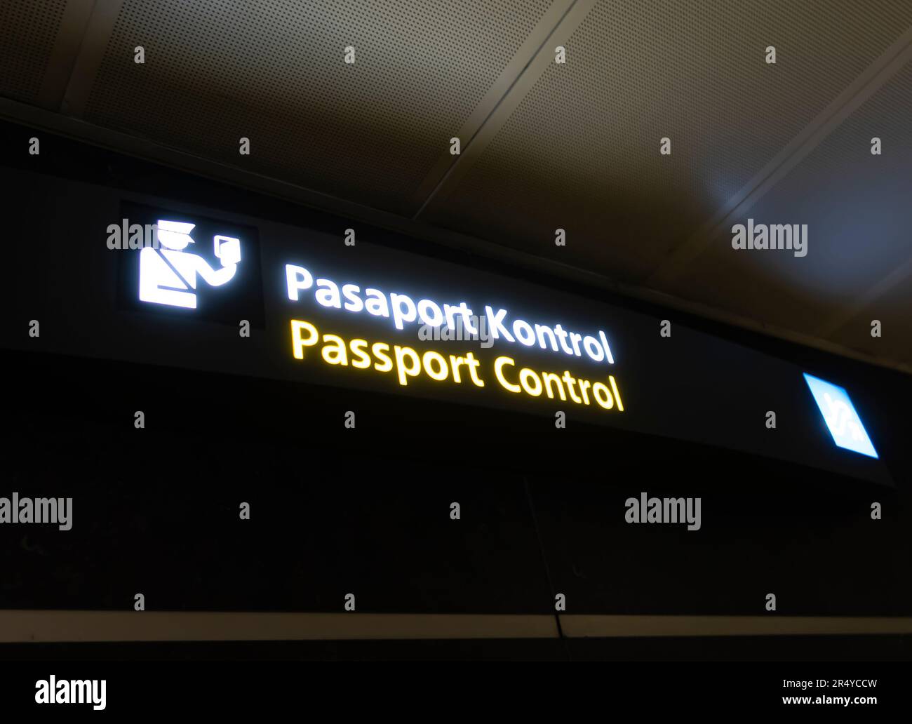 Passkontrollschild und Wegweiser, Ankunft am Sabiha Gokcen International Airport, Istanbul, Türkei. Zweisprachiges Zeichen Englisch Türkisch Stockfoto