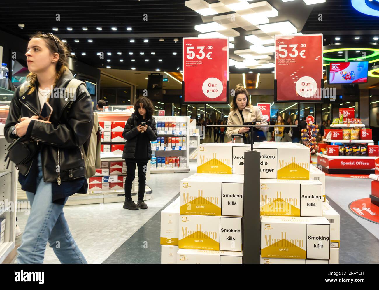 Marlboro-Packungen, Marlboro-Zigarettenkartons, die im Duty-Free-Shop im internationalen Flughafen Sabiha Gokcen, Istanbul, Türkei, verkauft werden Stockfoto