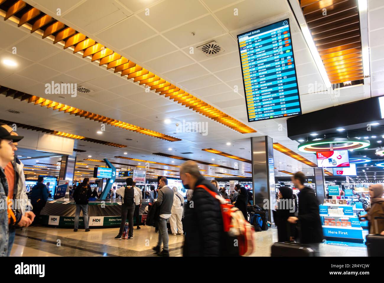 Touristen, die am internationalen Flughafen Sabiha Gokcen, Istanbul, Türkei ankommen Stockfoto