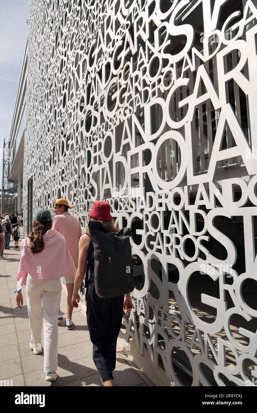 Paris, Frankreich. 30. Mai 2023. Während des ersten Turniers der Roland Garros French Tennis Open in Paris, Frankreich, am Dienstag, den 30. Mai 2023, gehen Besucher an einer dekorierten Metallwand vor den Courts vorbei. Foto: Maya Vidon-White/UPI Credit: UPI/Alamy Live News Stockfoto