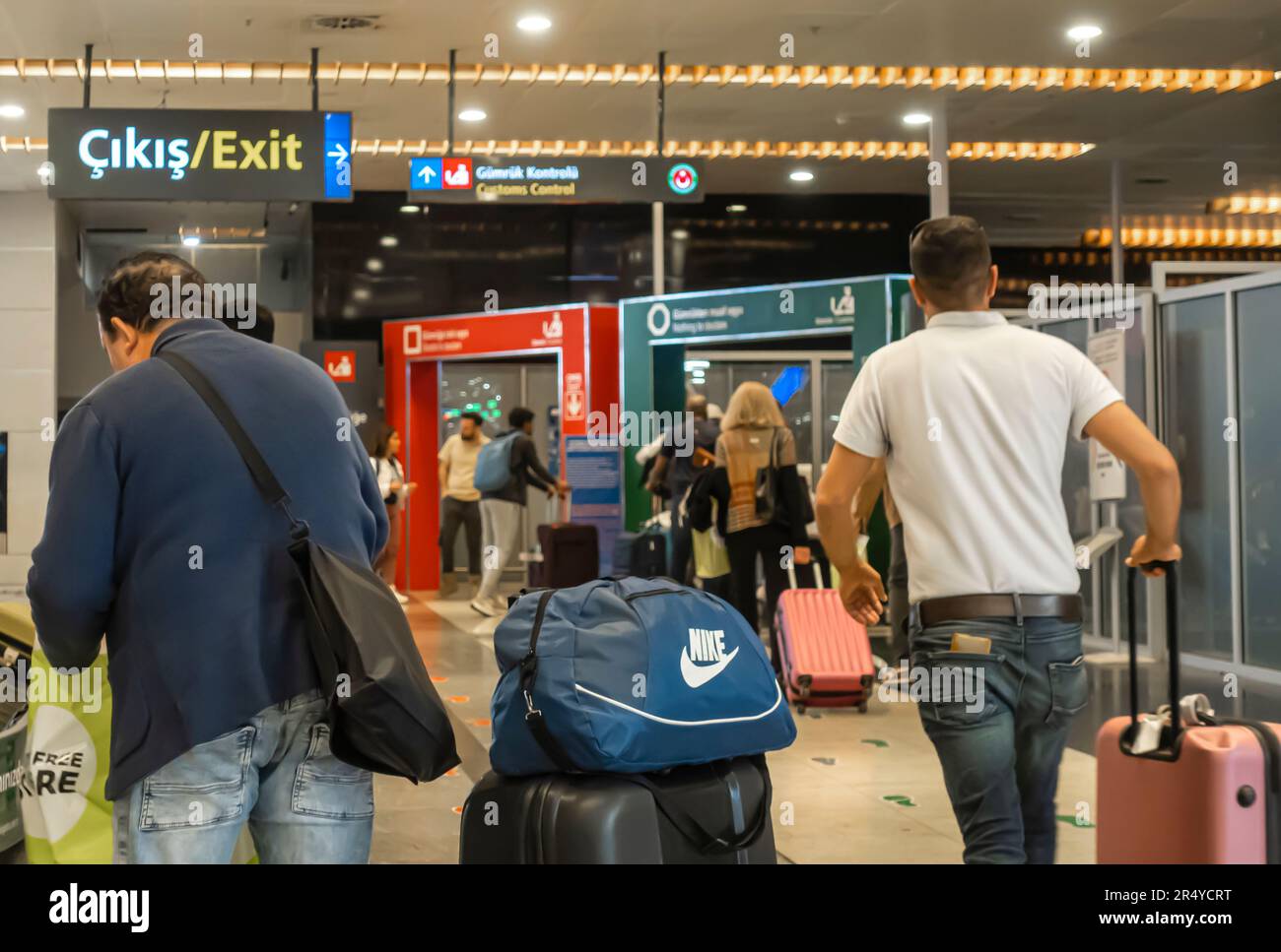 Touristen, die am internationalen Flughafen Sabiha Gokcen, Istanbul, Türkei ankommen Stockfoto