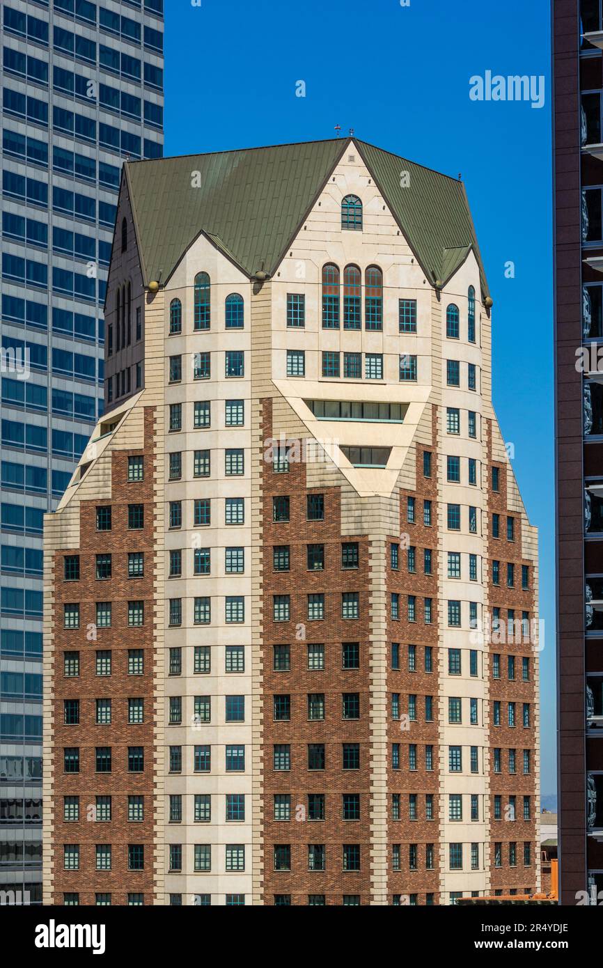 Blick auf den im viktorianischen Stil gehaltenen Wolkenkratzer des Biltmore Towers im Zentrum von Los Angeles. Stockfoto