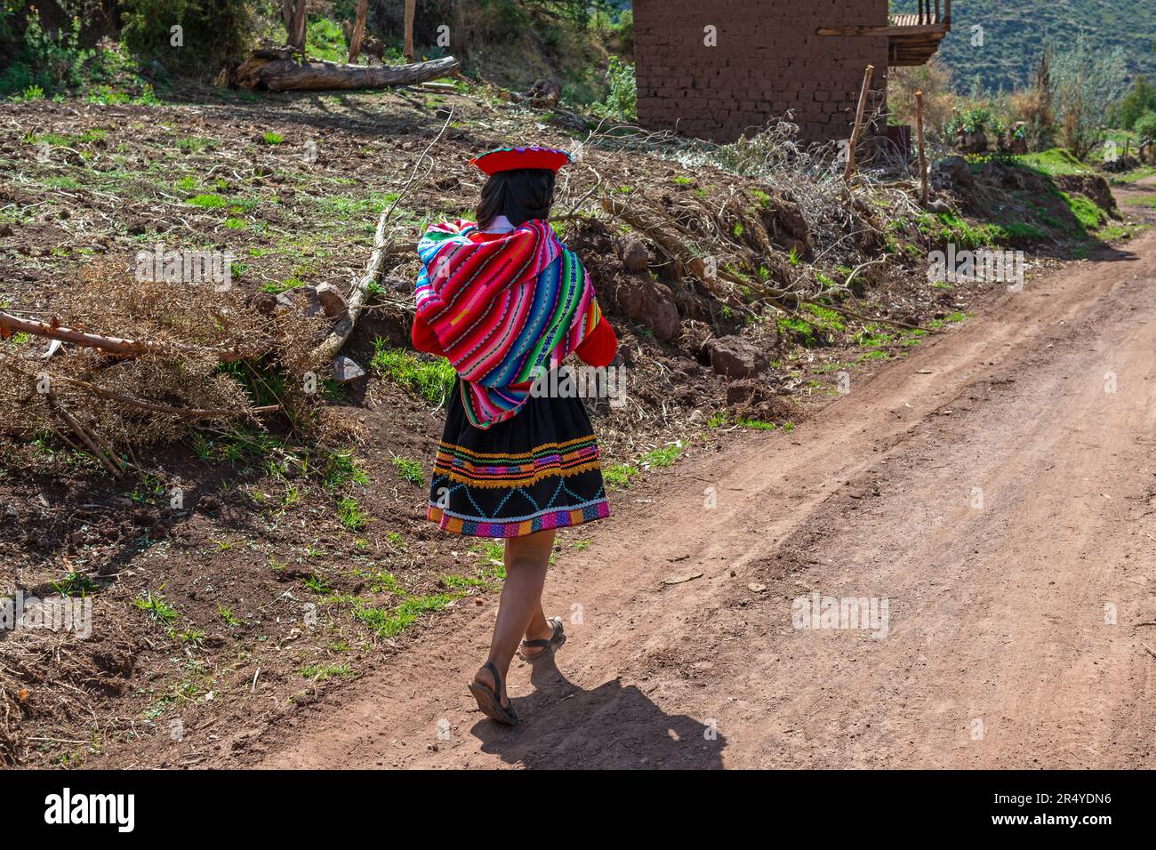 Eine einheimische peruanische Quechua-Frau in traditioneller Textilbekleidung, Cusco, Peru. Stockfoto