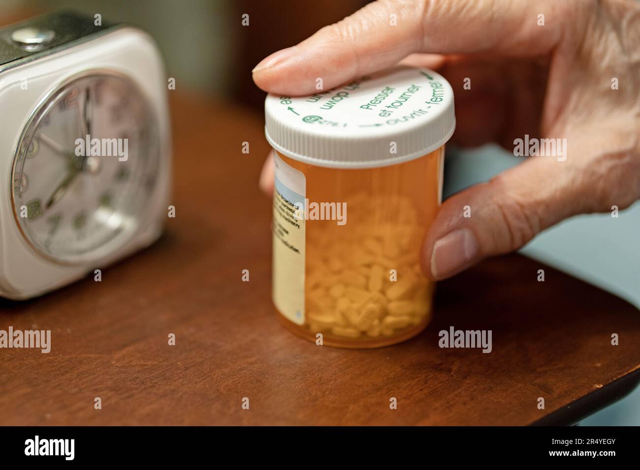 Ältere Person Hand auf verschreibungspflichtigen Pillen Flasche, Seniorenweibchen Holding Stockfoto