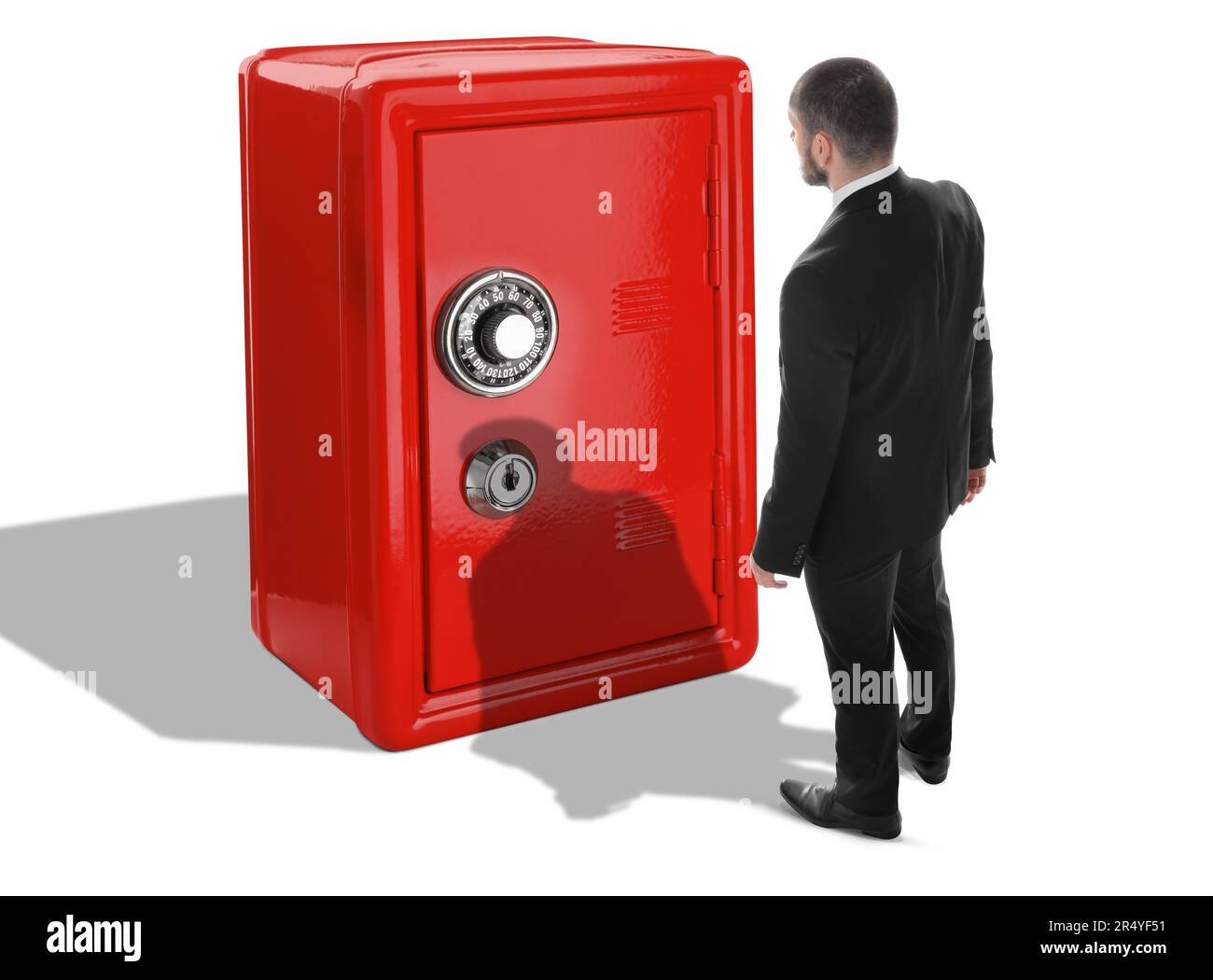 Finanzielle Sicherheit, Geld behalten. Rücksichtsvoller Geschäftsmann, der vor einem großen roten Stahlsafe auf weißem Hintergrund steht Stockfoto