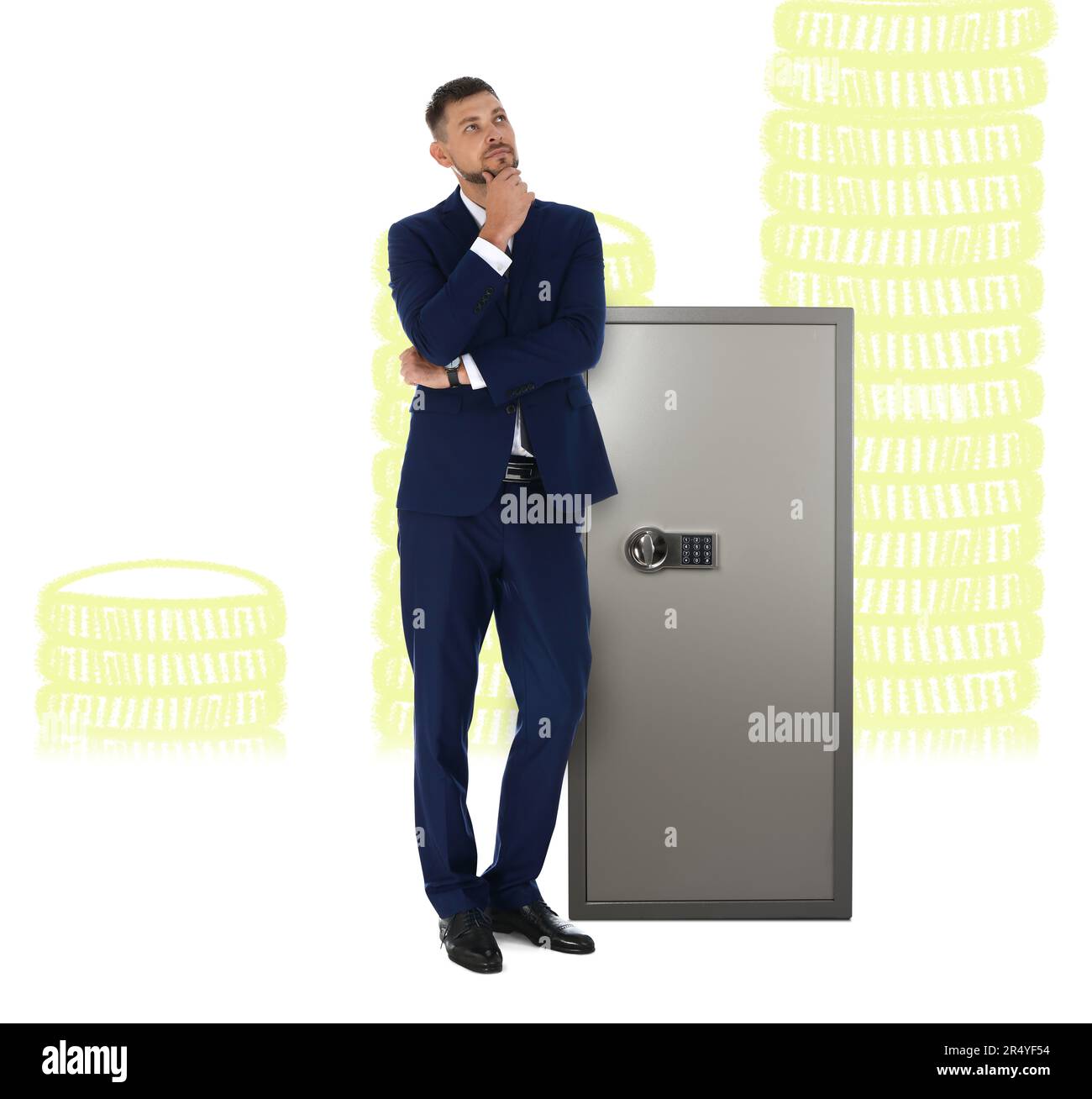 Finanzielle Sicherheit, Geld behalten. Ein umsichtiger Geschäftsmann in der Nähe eines großen Stahlsafes. Abbildung gestapelter Münzen auf dem Hintergrund Stockfoto