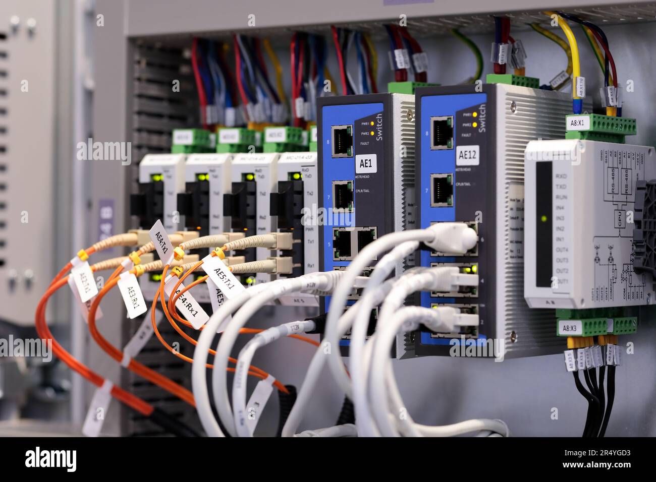Nahaufnahme der im Industrierack montierten Netzwerkgeräte. Selektiver Fokus. Stockfoto