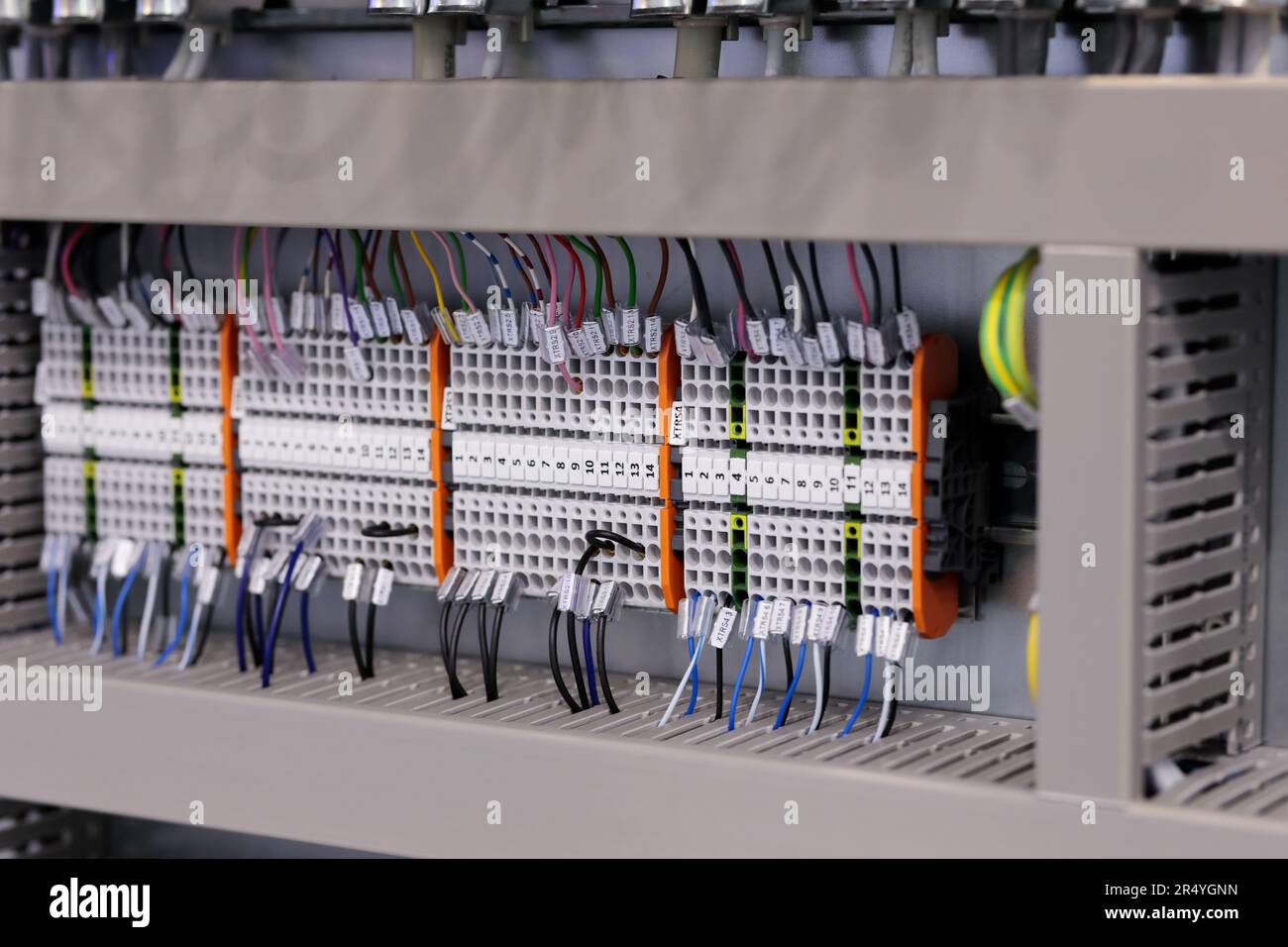 Nahaufnahme der Verdrahtung des Rackmount-SPS-Bedienfelds. Selektiver Fokus. Stockfoto