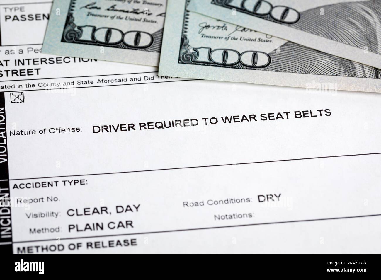 Strafzettel und Bargeld. Verkehrszitat-, fein- und Rechtsbegriff. Stockfoto
