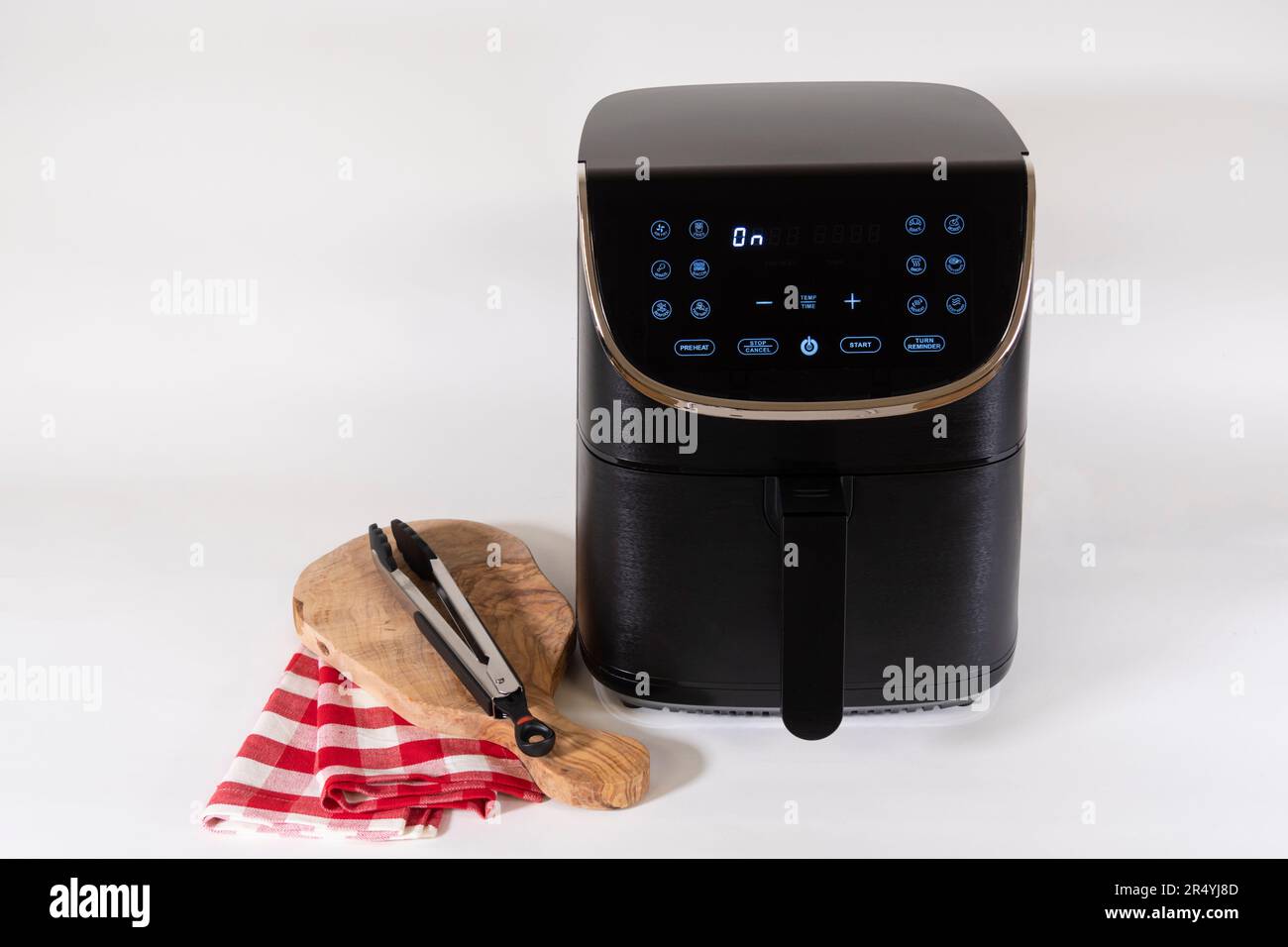 Airfryer auf weißem Hintergrund Stockfoto