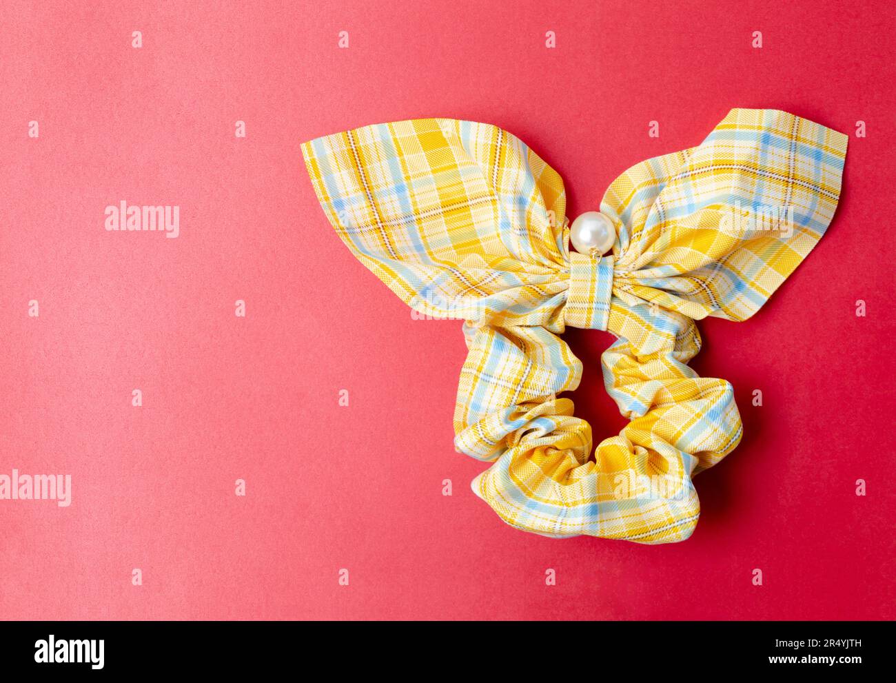 Wunderschöne gelbe Fliege auf rotem Hintergrund. Stockfoto