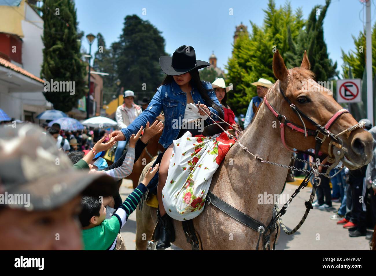 30. Mai 2023 Metepec, Mexiko : die Bewohner von Metepec halten seit mehr als hundert Jahren den "Paseo de la Agricultura" und bitten San Isidro Labrador um reichlich Regen für die Felder. Der Karneval bringt mehr als 200 Gruppen zusammen, die mit dekorierten Wagen durch die Straßen gehen, Kühe, die Retablos zu Ehren des Schutzpatrons ziehen, Menschen, die in bunten Kostümen tanzen und Obst, Brot und Süßigkeiten verschenken. Am 30. Mai 2023 in Metepec, Mexiko. (Kreditbild: © Arturo Hernandez/Eyepix via ZUMA Press Wire) NUR REDAKTIONELLE VERWENDUNG! Nicht für den kommerziellen GEBRAUCH! Stockfoto