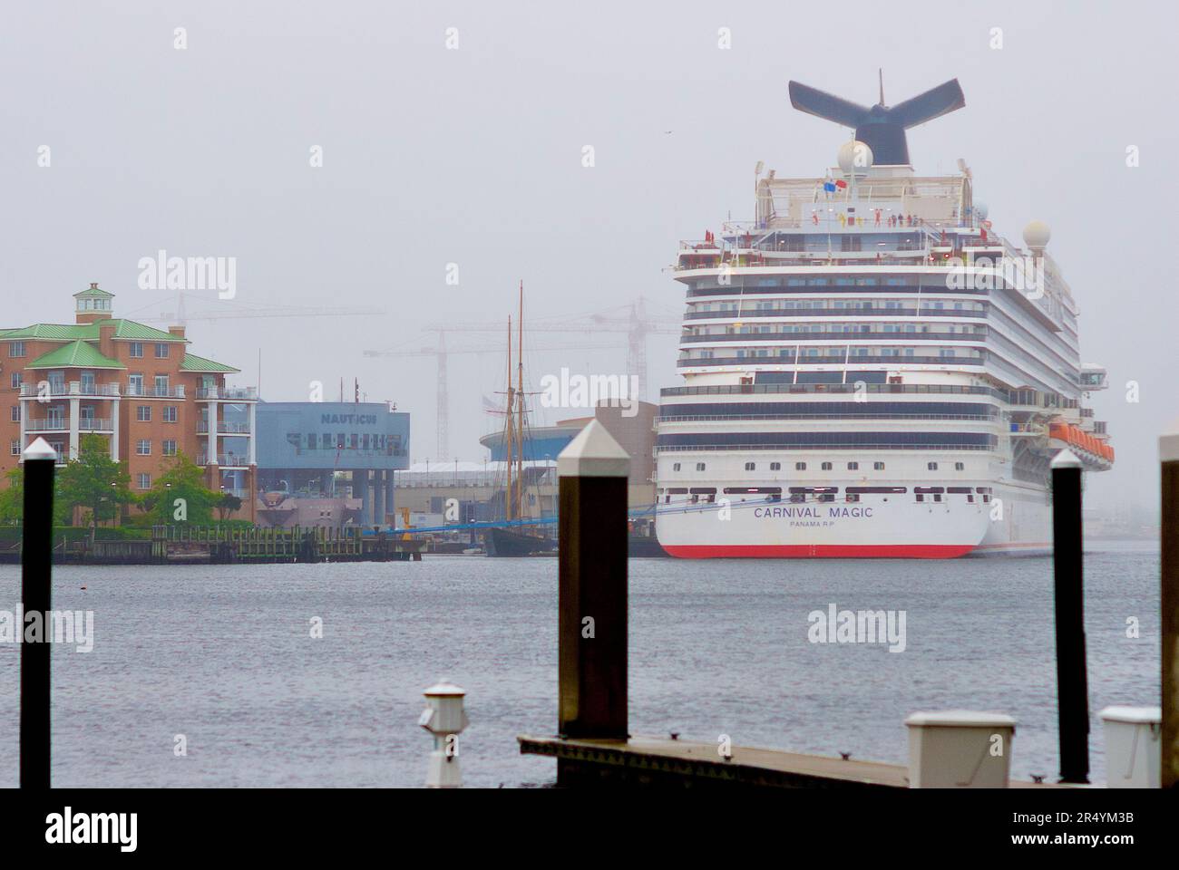 Norfolk, Virginia, USA - 30. Mai 2023: Das Kreuzfahrtschiff „Magic“ der Carnival Cruise Line liegt an einem nebligen Morgen im Kreuzfahrtanleger von Norfolk vor Anker. Stockfoto