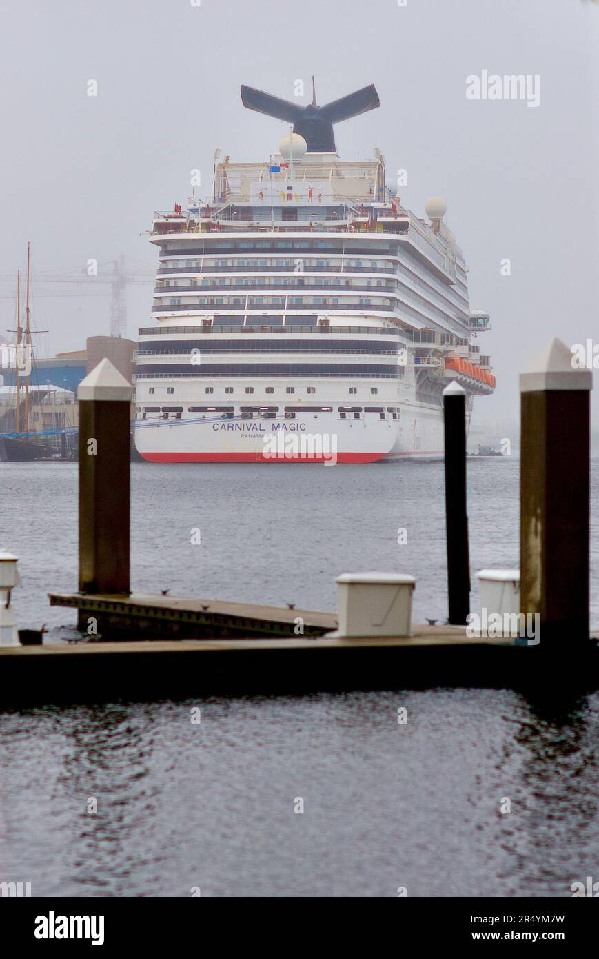 Norfolk, Virginia, USA - 30. Mai 2023: Das Kreuzfahrtschiff „Carnival Magic“ der Carnival Cruise Line liegt an einem nebligen Morgen im Kreuzfahrtanleger von Norfolk vor Anker. Stockfoto