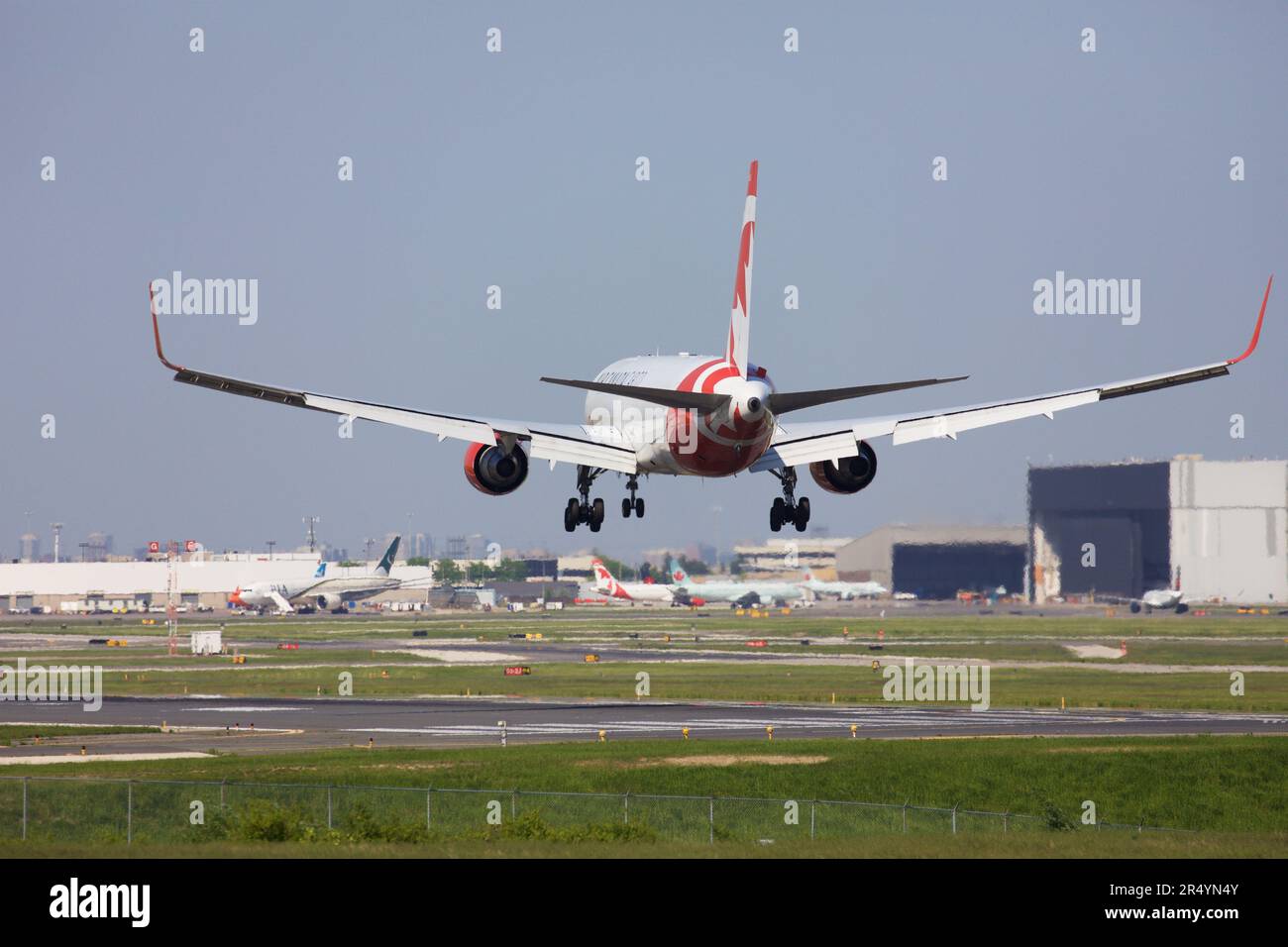 Air Canada Cargo Boeing 767 Landung auf Pearson Airport Runway 06L Stockfoto