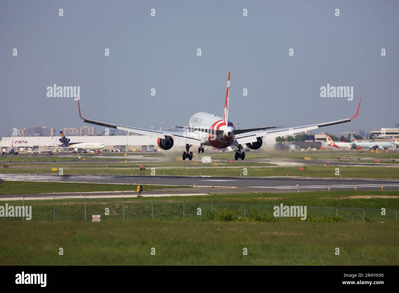 Air Canada Cargo Boeing 767 Landung auf Pearson Airport Runway 06L Stockfoto