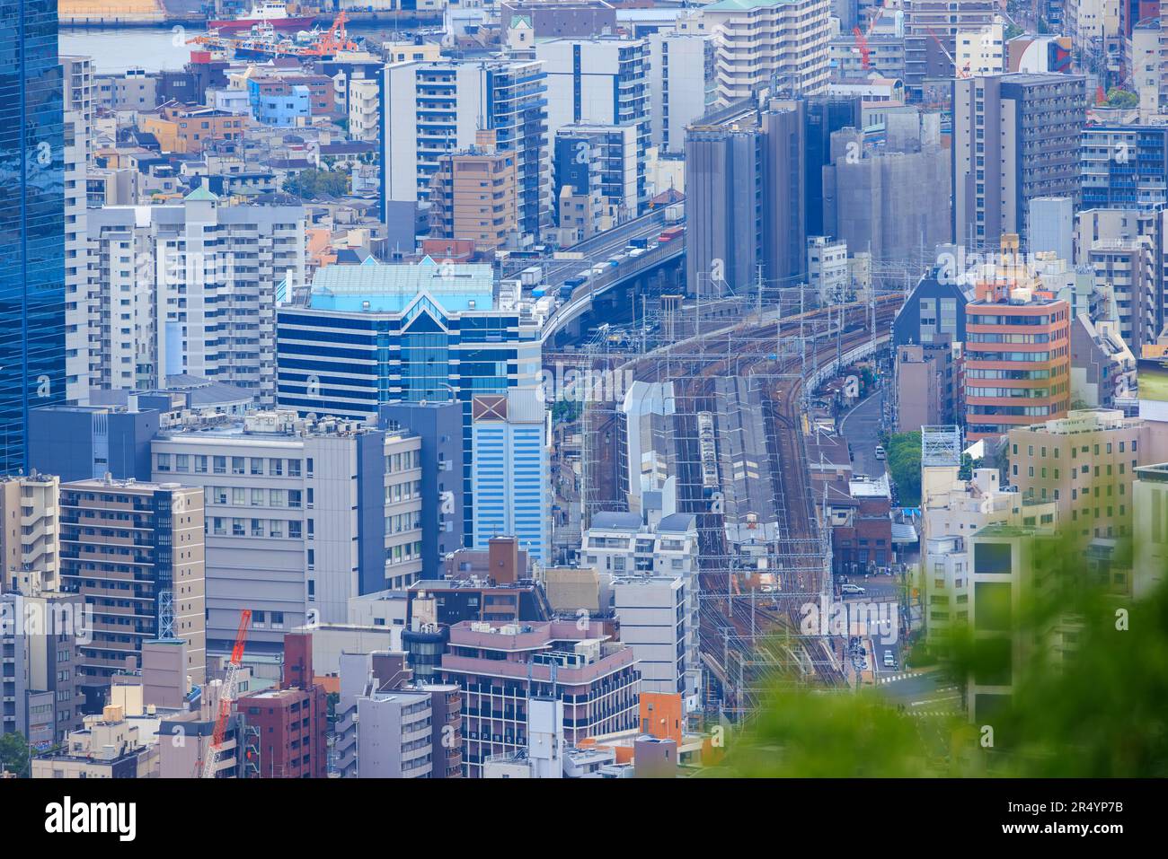 Kobe, Japan - 23. Mai 2023: Fahren Sie auf Gleisen durch mehrstöckige Gebäude im dichten Stadtzentrum Stockfoto