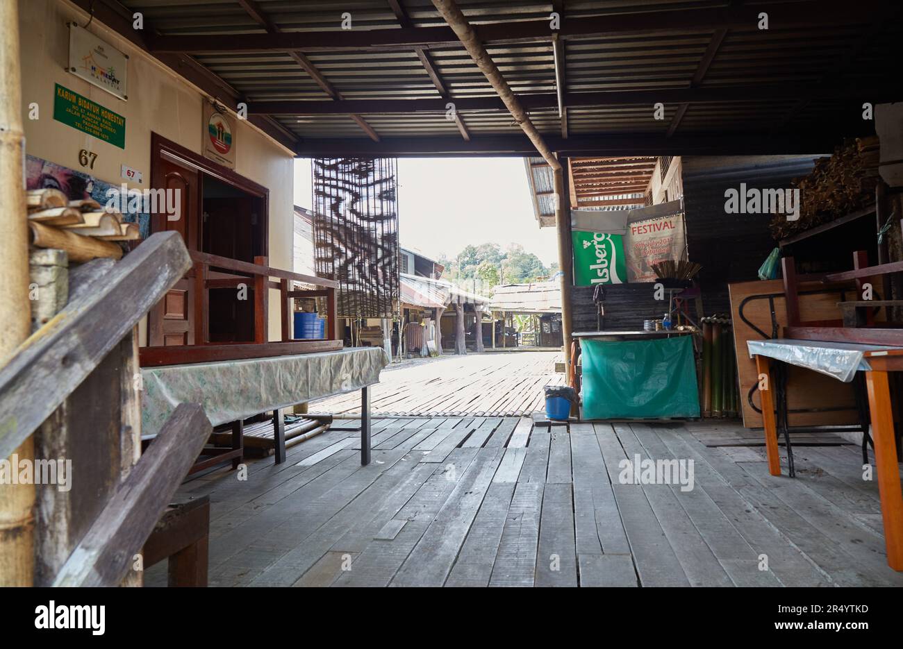 Das traditionelle Langhaus Annah Rais außerhalb von Kuching, Provinz Sarawak, Malaysia auf der Insel Borneo Stockfoto