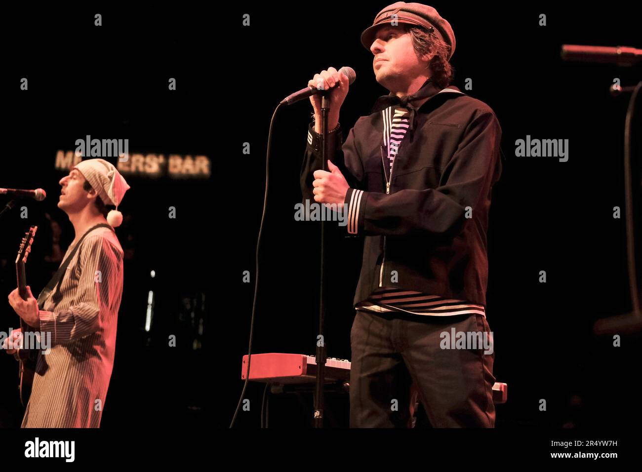 London, Großbritannien. 29. Mai 2023. der in Russland geborene Gitarrist und Sänger Jack Deshel und der amerikanische Sänger Songwriter und Lead-Sänger Adam Green mit der amerikanischen Lo-Fi-Indie-Folk-Rockband The Mouldy Peaches treten live im The Roundhouse in London auf. Adam Green und Kimya Dawsom mit der New Yorker alternativen Indie-Band The Mouldy Peaches treffen sich wieder und treten zum ersten Mal seit 20 Jahren als Band auf. (Foto: Dawn Fletcher-Park/SOPA Images/Sipa USA) Guthaben: SIPA USA/Alamy Live News Stockfoto