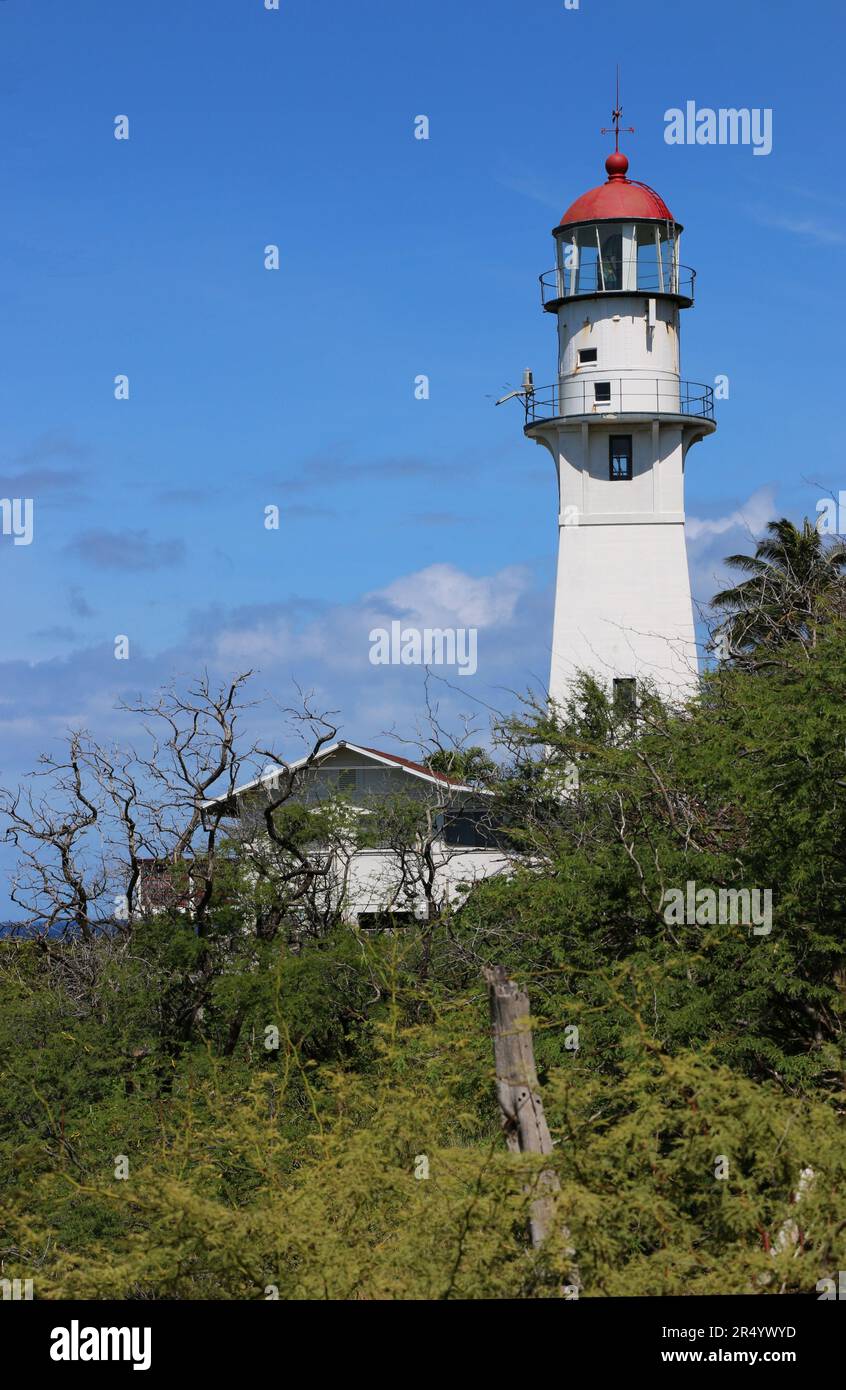 Wunderschöner weißer Leuchtturm mit roter Kuppel, Diamond Head, O'ahu, Hawaii. Stockfoto