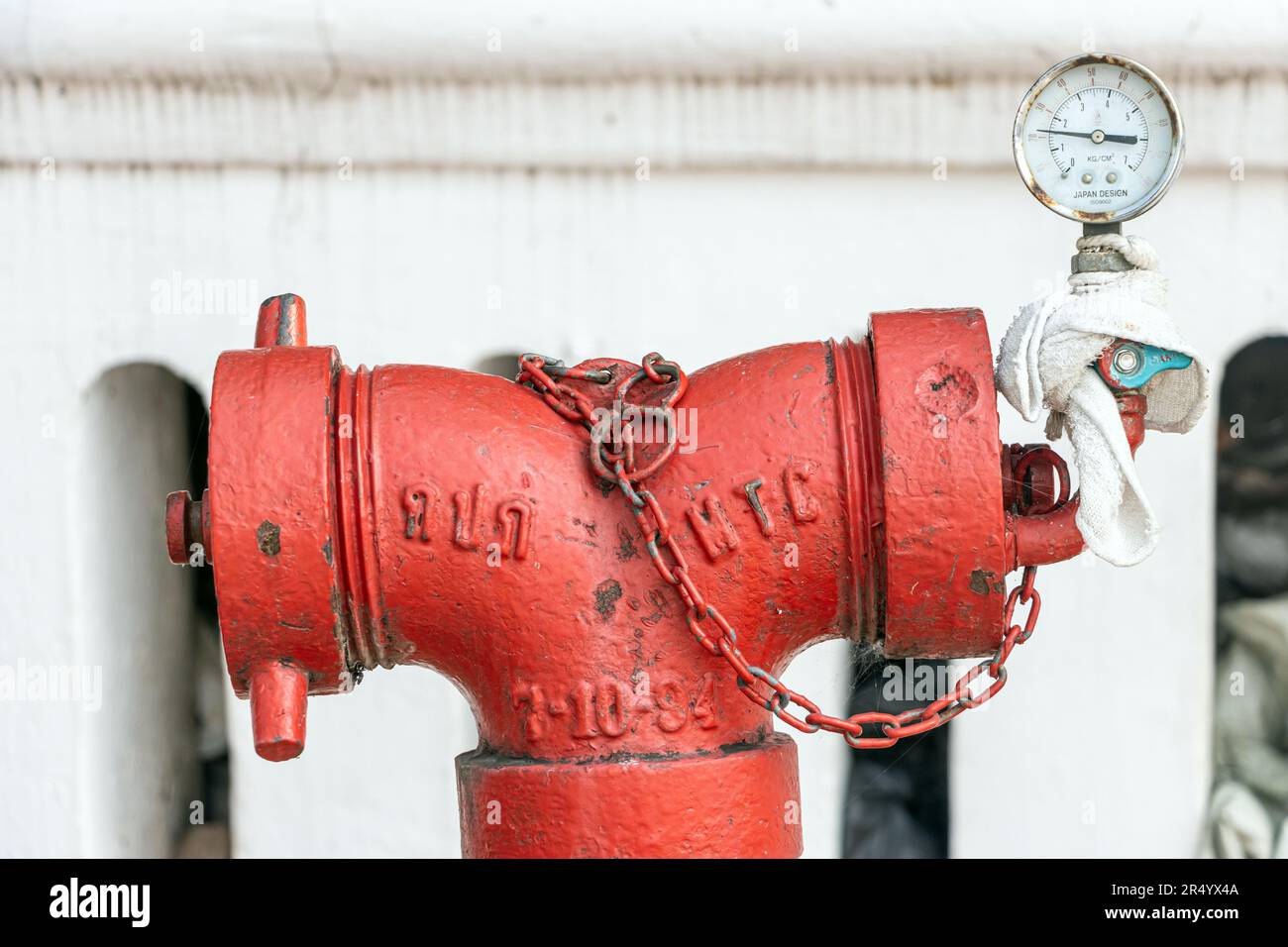 NAN, THAILAND, MAI 19 2023, Ein Hydrant mit Manometer an einer Stadtstraße Stockfoto