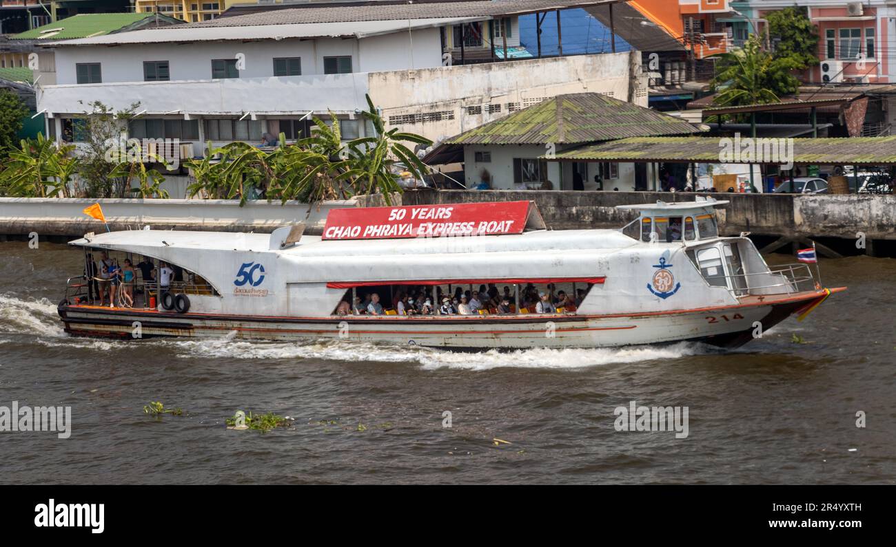 BANGKOK, THAILAND, MÄRZ 06 2023, ein Schiff mit Passagieren fährt entlang des Chao Phraya River in Bangkok Stockfoto