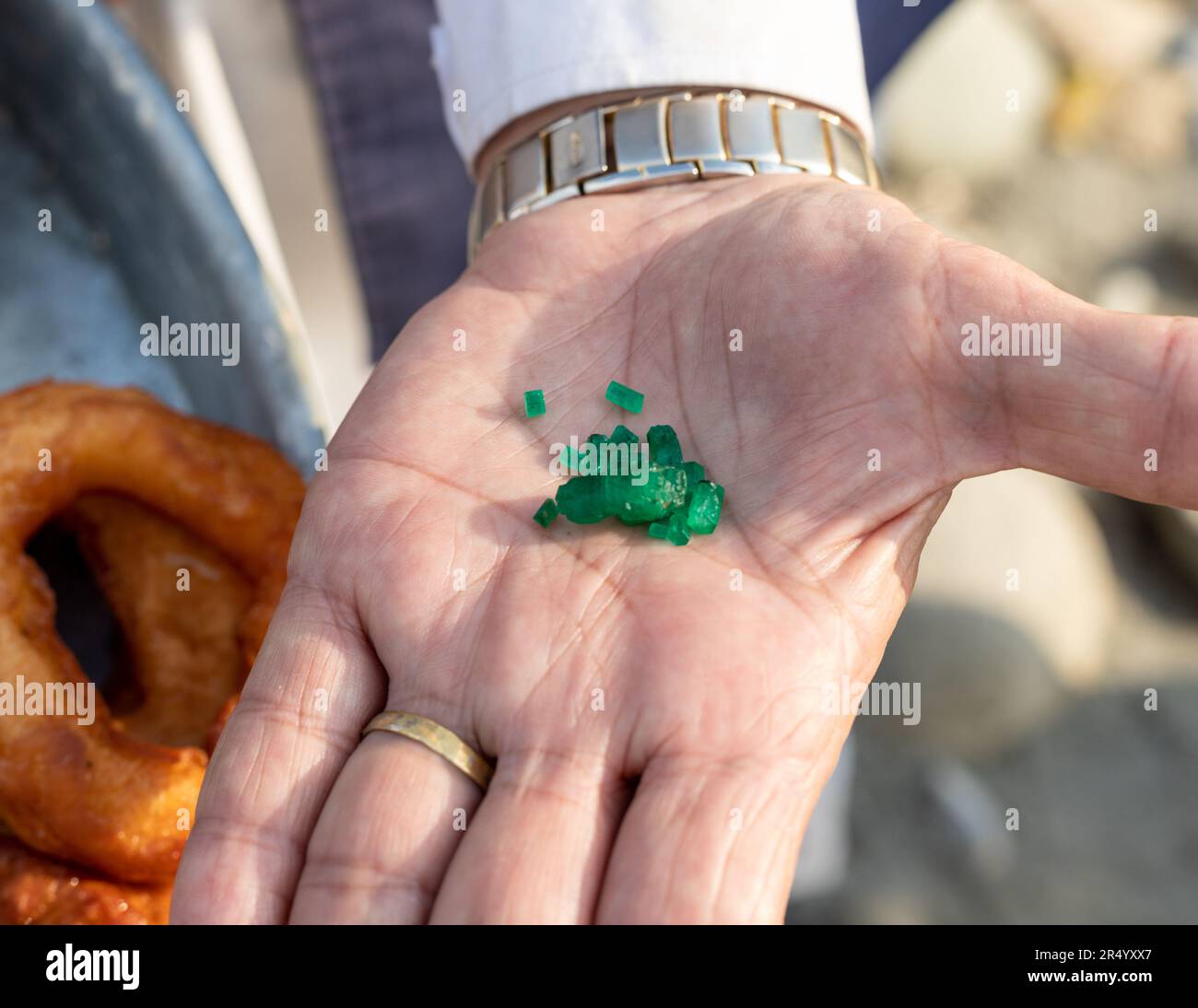 Ein Mann zeigt rohe, ungeschnittene Smaragdsteine der Smaragdmine Swat im swat Valley, Pakistan Stockfoto