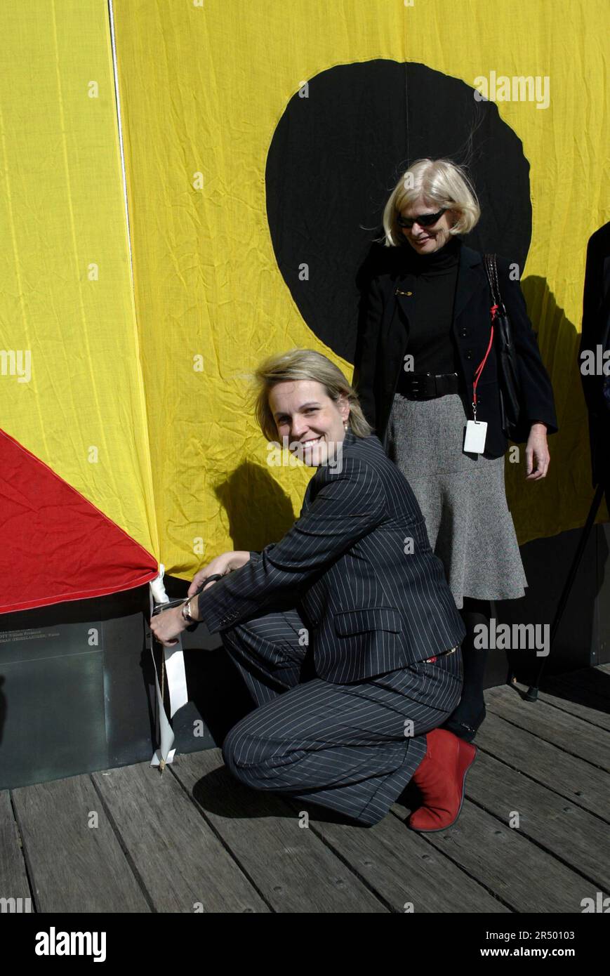 (l-r) Abgeordnete Tanya Plibersek, Mary-Louise Williams (Direktorin des Australian National Maritime Museum). Die offizielle Zeremonie, bei der drei neue Panels an der Willkommensmauer enthüllt werden, die die Namen der Einwanderer nach Australien an der Willkommensmauer enthält. Die 100 Meter lange Mauer befindet sich im Australian National Maritime Museum in Darling Harbour in der Nähe der Pyrmont Docks, einem Ort, an dem Millionen neuer Siedler erstmals an Land gingen. Sydney, Australien. 18.05.08. Stockfoto