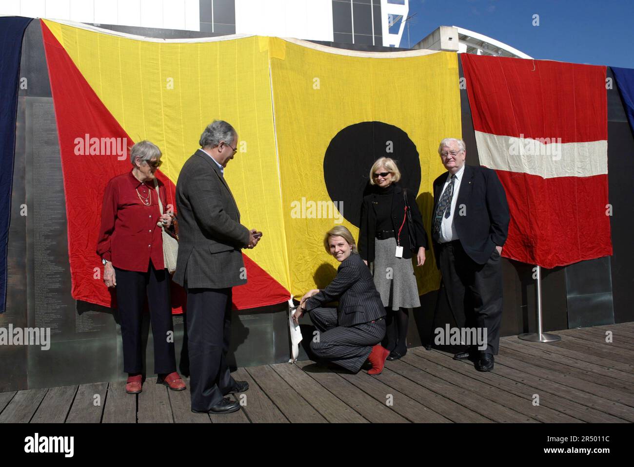 (l-r) Patricia Stenning, Kamal Dastyari, Tanya Plibersek MP, Mary-Louise Williams (Direktorin des Australian National Maritime Museum) und Barry Cohen. Die offizielle Zeremonie, bei der drei neue Panels an der Willkommensmauer enthüllt werden, die die Namen der Einwanderer nach Australien an der Willkommensmauer enthält. Die 100 Meter lange Mauer befindet sich im Australian National Maritime Museum in Darling Harbour in der Nähe der Pyrmont Docks, einem Ort, an dem Millionen neuer Siedler erstmals an Land gingen. Sydney, Australien. 18.05.08. Stockfoto