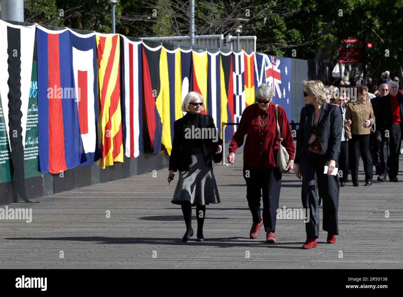 (l-r) Mary-Louise Williams (Direktorin des Australian National Maritime Museum), Patricia Stenning und Tanya Plibersek, Abgeordnete. Die offizielle Zeremonie, bei der drei neue Panels an der Willkommensmauer enthüllt werden, die die Namen der Einwanderer nach Australien an der Willkommensmauer enthält. Die 100 Meter lange Mauer befindet sich im Australian National Maritime Museum in Darling Harbour in der Nähe der Pyrmont Docks, einem Ort, an dem Millionen neuer Siedler erstmals an Land gingen. Sydney, Australien. 18.05.08. Stockfoto