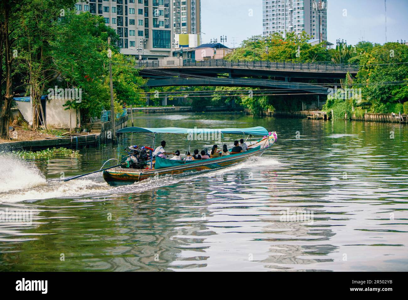 Langboot Wassertaxi auf dem Khlong Ban Pa in Phra Khanong Nuea in der Nähe von On Nut, Wattana (Vadhana) Gegend von Bangkok, Thailand. Stockfoto