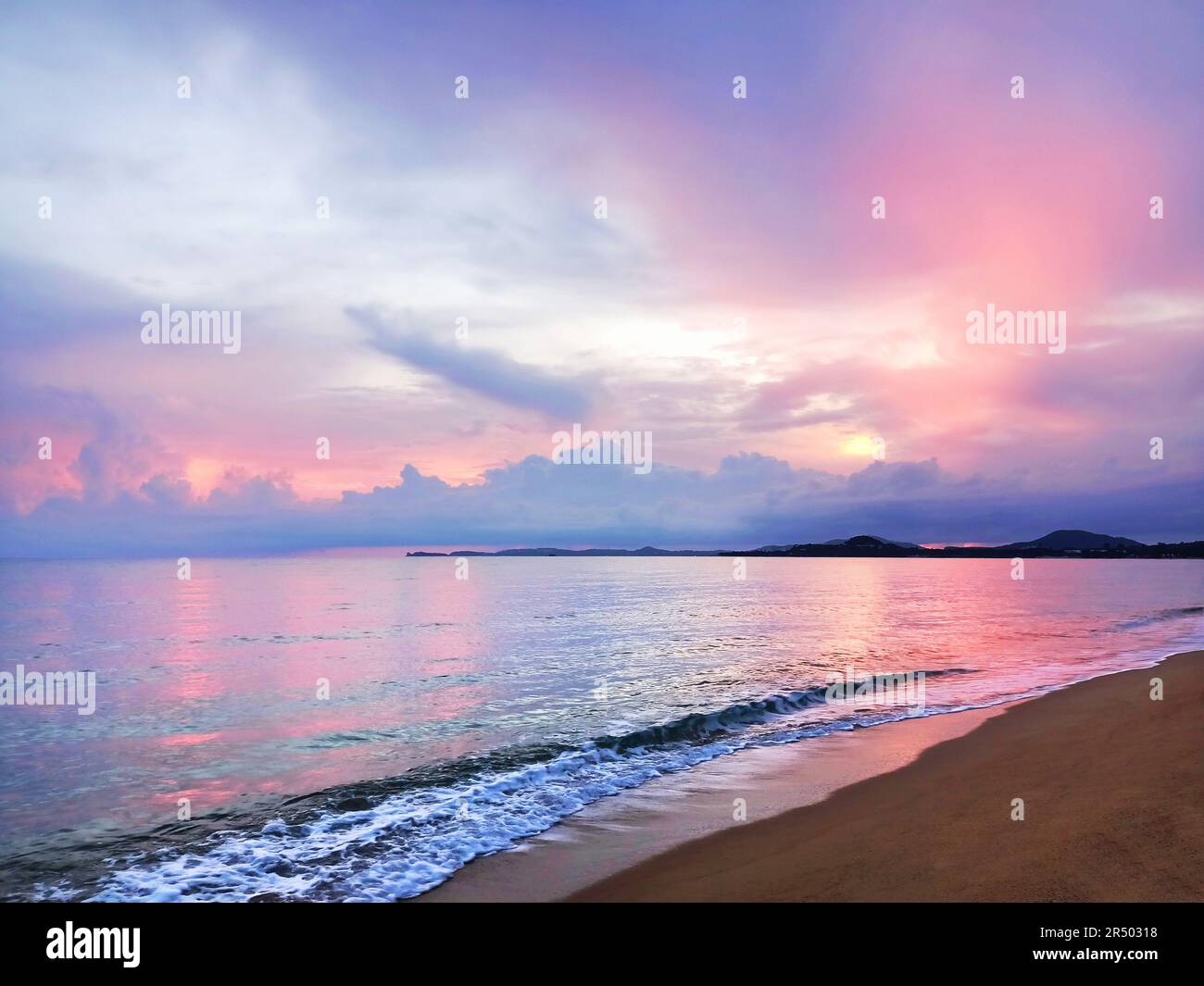 Wunderschöner Sonnenuntergang im Meer, Sonnenaufgang im Meer, Sonnenaufgang am tropischen Strand der Insel, farbenfrohe rosafarbene violette Wolke, blauer Himmel, Sonnenreflexion auf dem Wasser, friedliches Paradies Stockfoto