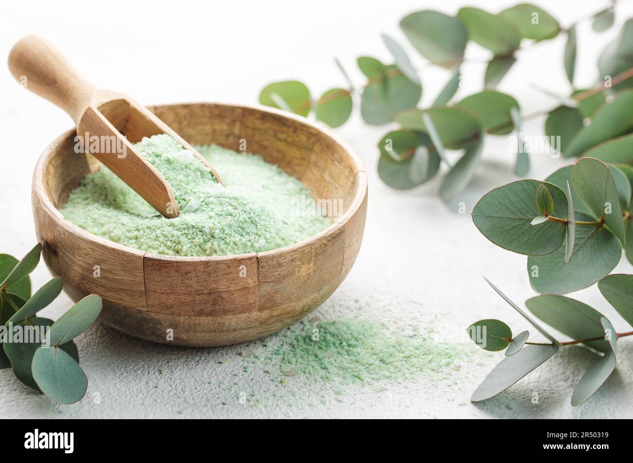 Massage- und Spa-Produkte Salz mit Eukalyptus auf Betonhintergrund Stockfoto
