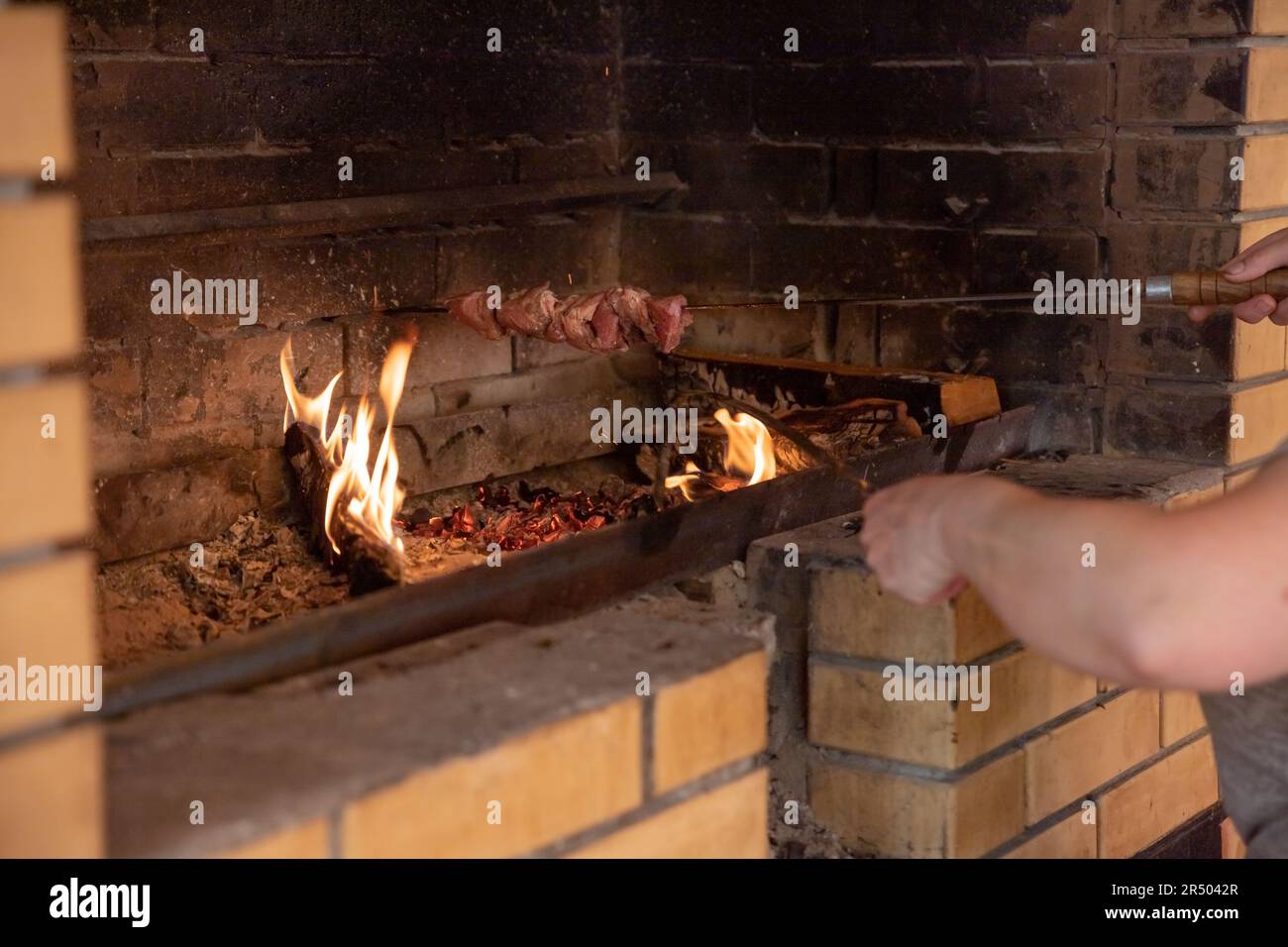 Marinierte Schaschlik vorbereiten auf ein Barbecue-Grill auf Holzkohle ...