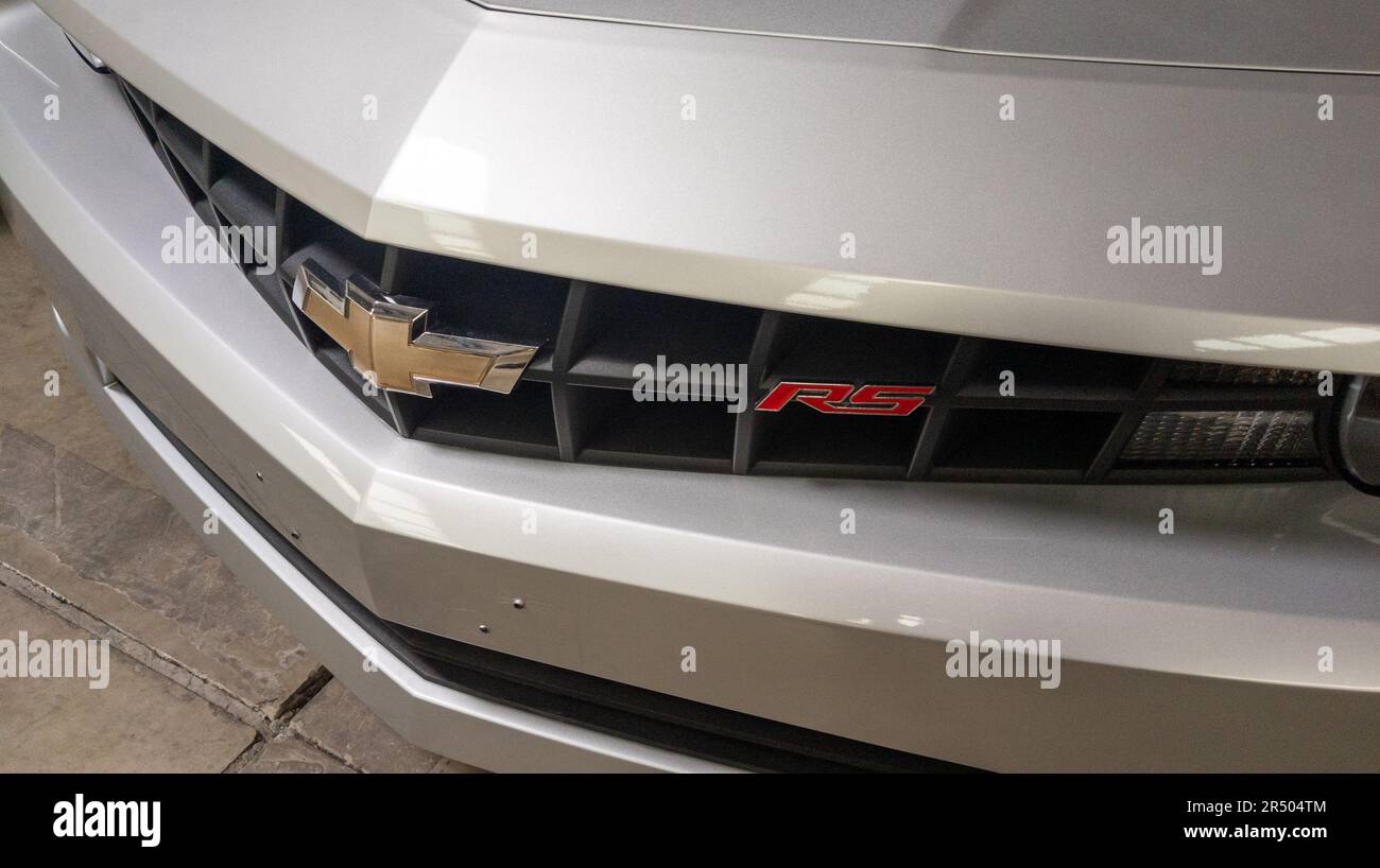 Bordeaux , Aquitaine Frankreich - 05 29 2023 : Chevrolet camaro rs Logo Text und Markenzeichen Vorderwagen des Sports american Muscle Automobile Vehicle Stockfoto