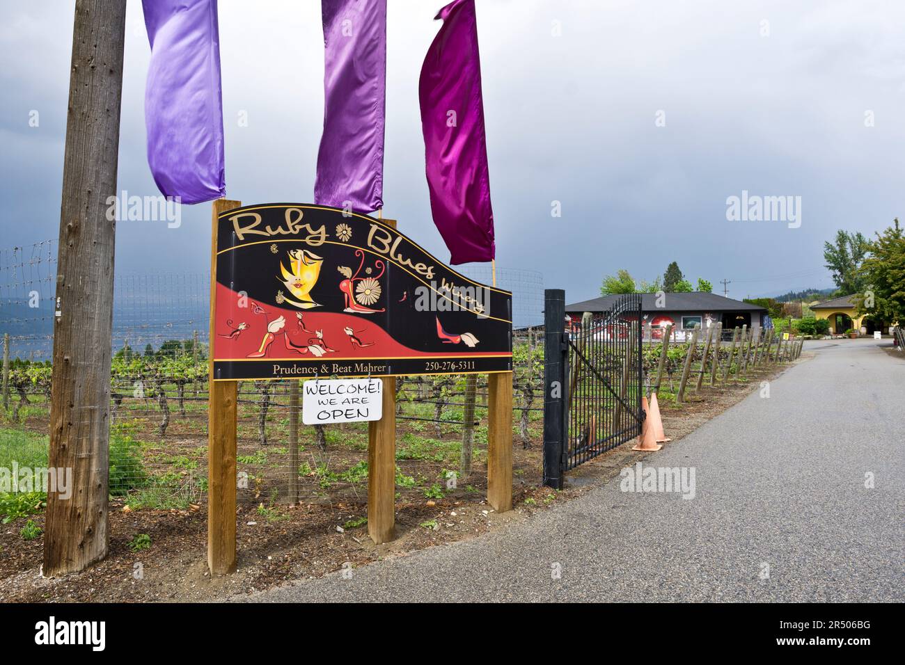 Unterschreiben Sie für das Weingut Ruby Blues in Naramata, BC, Kanada. Kanadische Weinkellerei im Okanagan Valley von British Columbia. Stockfoto