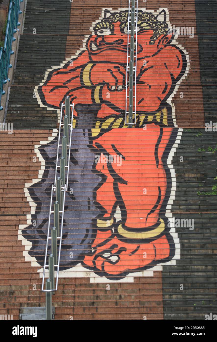 Kinugawa, Japan, Mai 3 2023: Ein Onigamalbild auf einer Treppe der Fureai-Brücke in Kinugawa Onsen. Eine Onigamiden ist eine Art Dämon, Ork, Oger oder Troll in Japa Stockfoto
