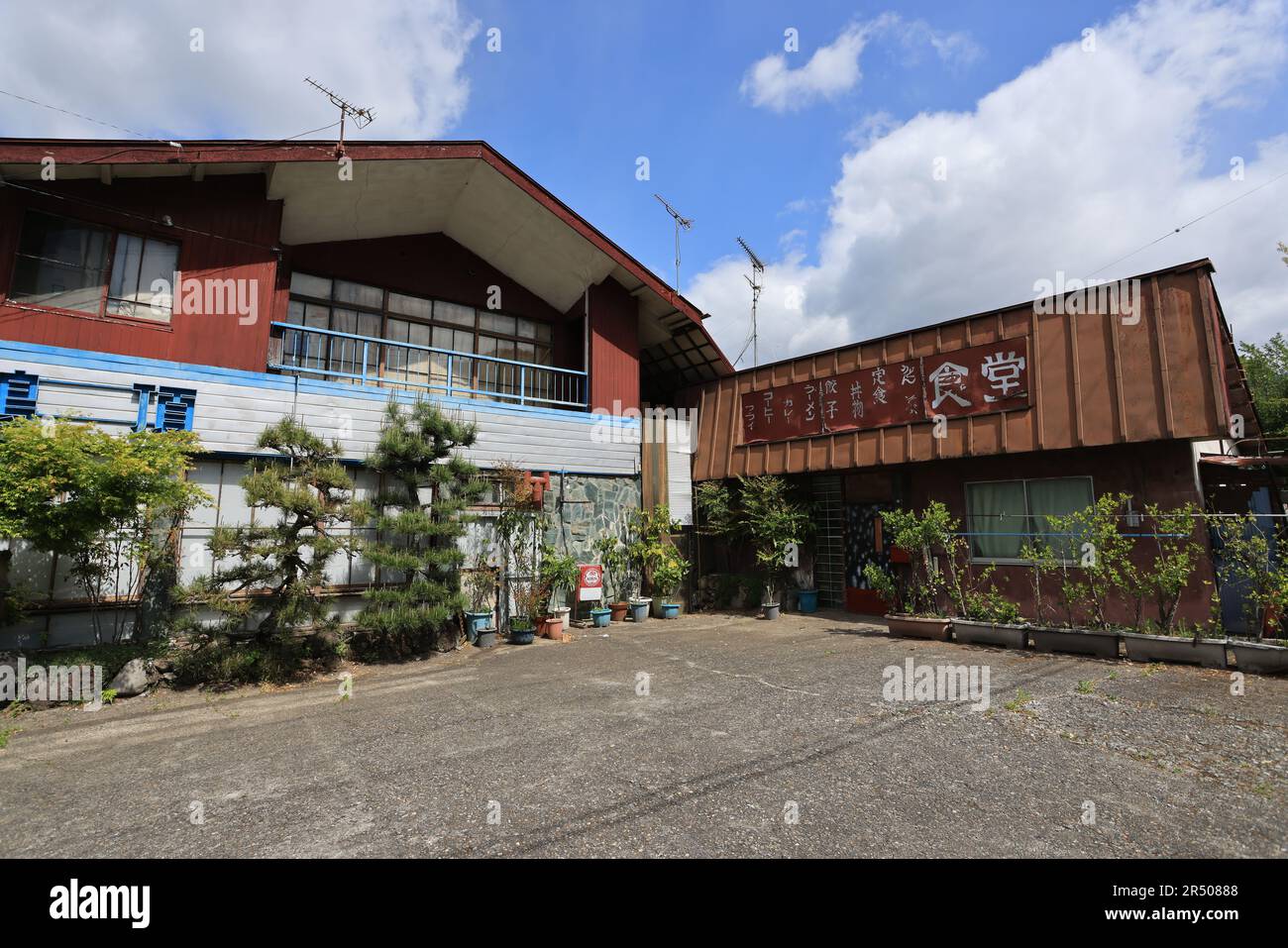 Kinugawa, Japan - 3. Mai 2023: Das geschlossene Restaurant im Dorf Kinugawa Onsen. Japan erlebte den Covid-Virus sowie die Landflucht A Stockfoto