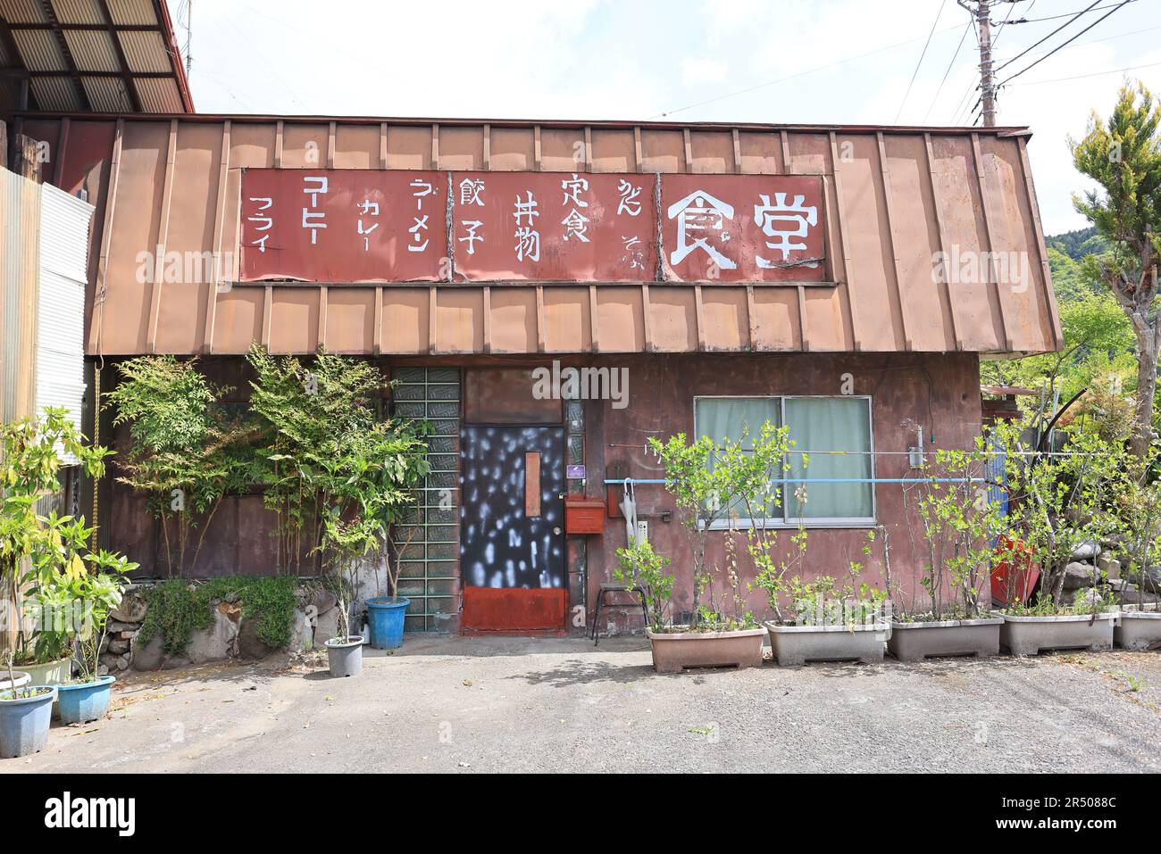 Kinugawa, Japan - 3. Mai 2023: Das geschlossene Restaurant im Dorf Kinugawa Onsen. Japan erlebte den Covid-Virus sowie die Landflucht A Stockfoto