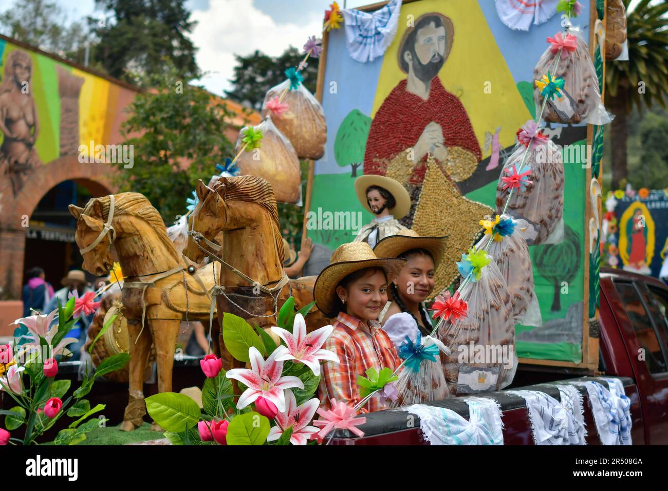 Metepec, Mexiko. 30. Mai 2023. 30. Mai 2023 Metepec, Mexiko: Die Bewohner von Metepec halten seit mehr als hundert Jahren den "Paseo de la Agricultura" und bitten San Isidro Labrador um reichlich Regen für die Felder. Der Karneval bringt mehr als 200 Gruppen zusammen, die mit dekorierten Wagen durch die Straßen gehen, Kühe, die Retablos zu Ehren des Schutzpatrons ziehen, Menschen, die in bunten Kostümen tanzen und Obst, Brot und Süßigkeiten verschenken. Am 30. Mai 2023 in Metepec, Mexiko. (Foto: Arturo Hernández/Eyepix Group) Kredit: Eyepix Group/Alamy Live News Stockfoto