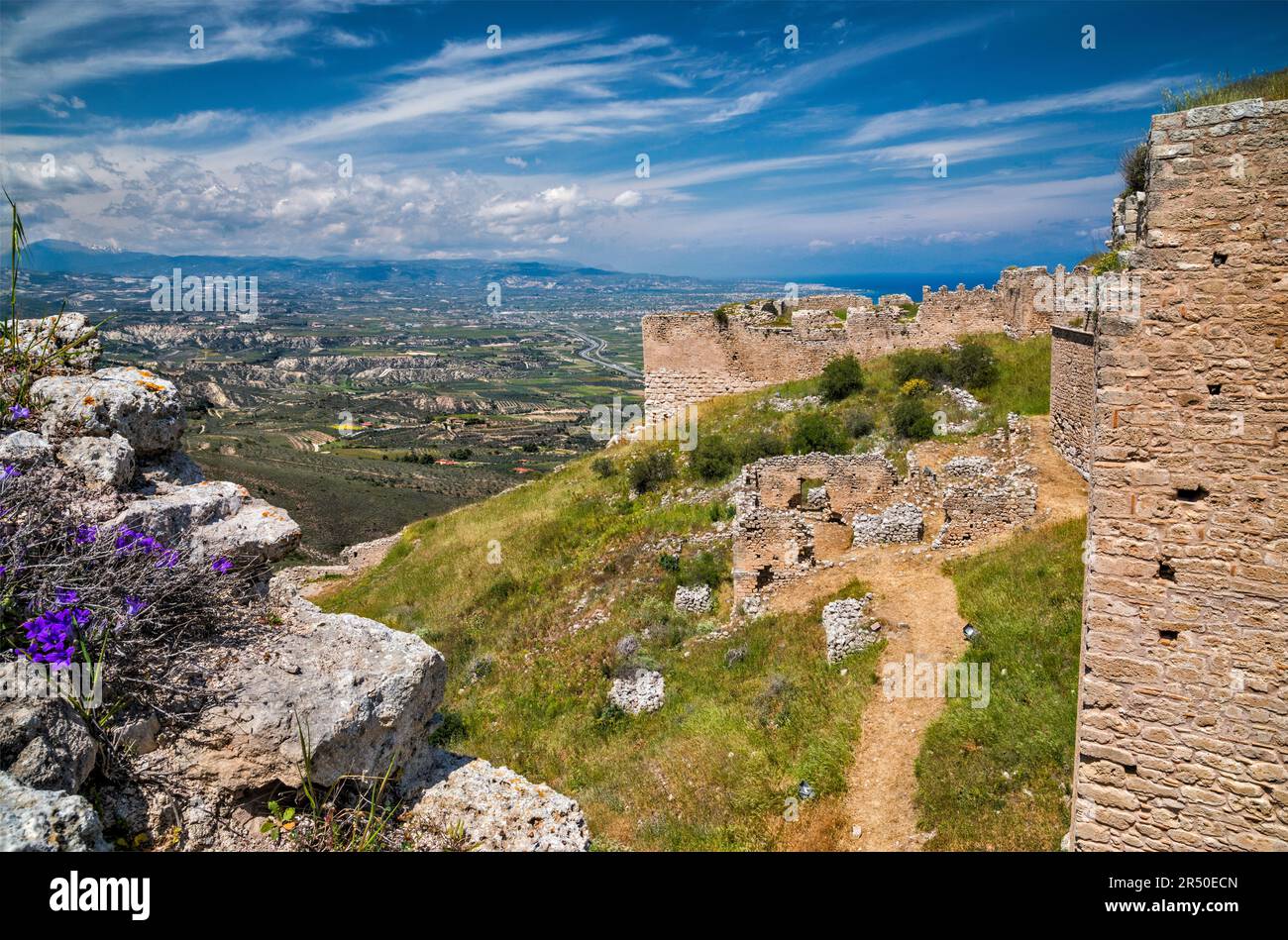 Blick nach Norden in Richtung Golf von Korinth von der Bastion of Achilles in der Nähe von Tor C (drittes Tor), Festung Akrocorinth, in der Nähe von Korinth, Peloponnes, Griechenland Stockfoto