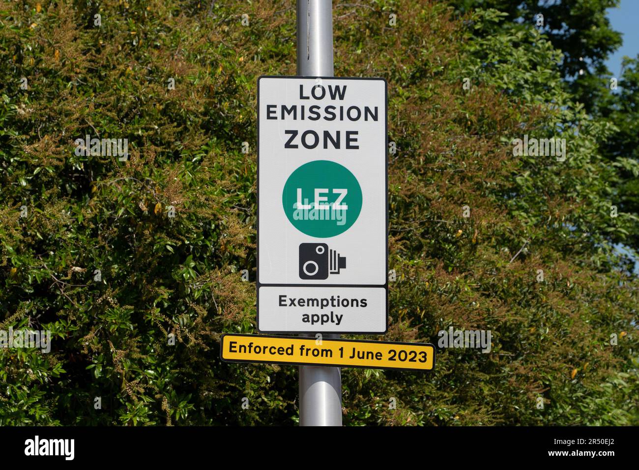 Schild mit dem Beginn DER LEZ- oder Niedrigemissionszone, wo ältere umweltschädlichere Autos mit einer Geldstrafe belegt werden können, wenn sie in Glasgow City Centre, Schottland, UK, einfahren Stockfoto