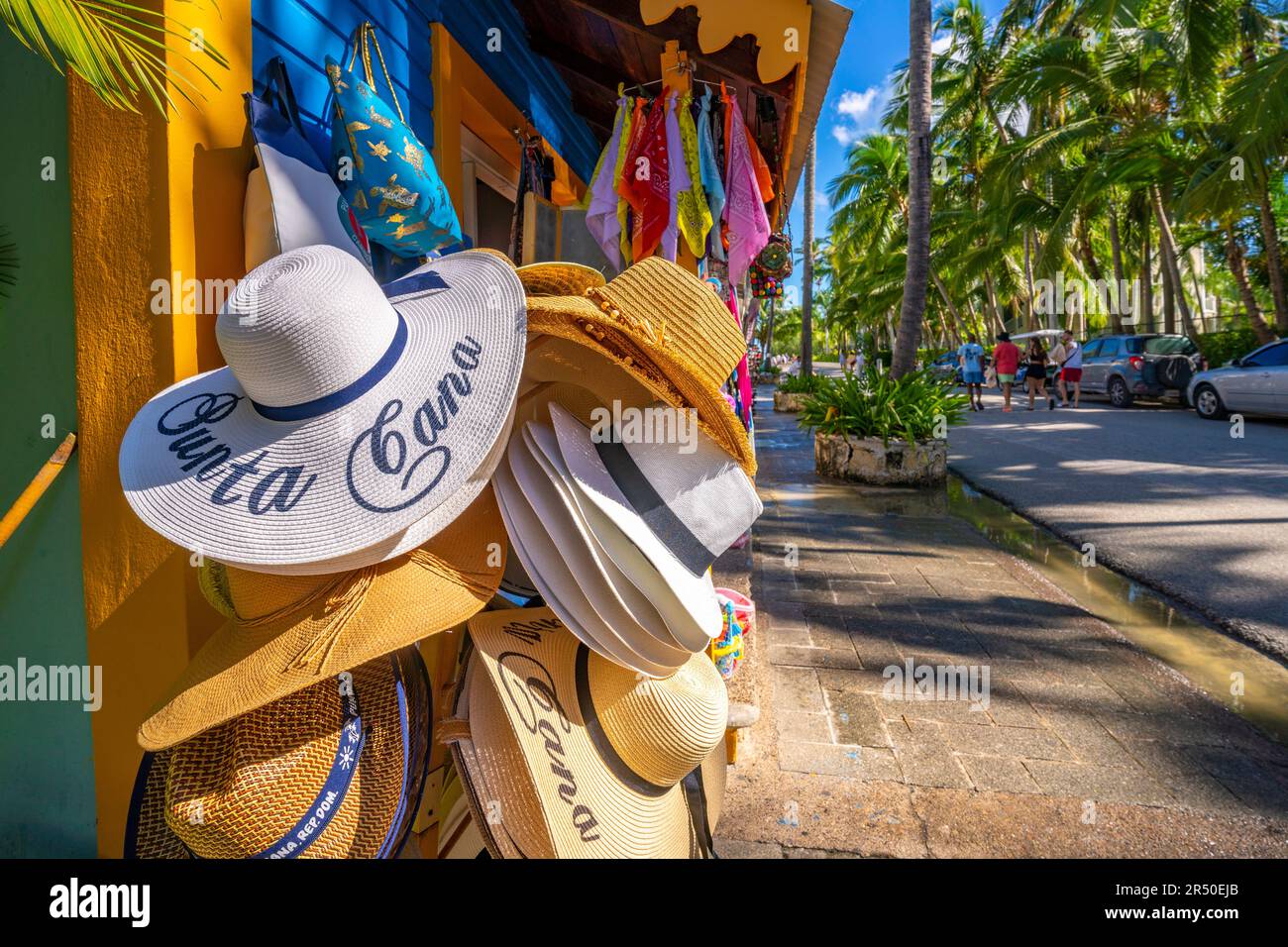 Blick auf den farbenfrohen Hutstand am Bavaro Beach, Punta Cana, Dominikanische Republik, Westindien, Karibik, Zentralamerika Stockfoto