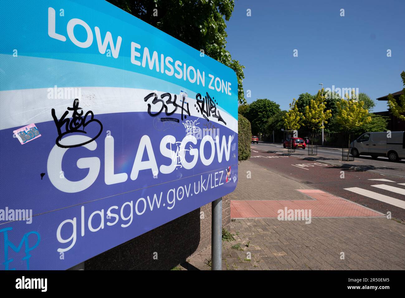 Schild mit dem Beginn DER LEZ- oder Niedrigemissionszone, wo ältere umweltschädlichere Autos mit einer Geldstrafe belegt werden können, wenn sie in Glasgow City Centre, Schottland, UK, einfahren Stockfoto