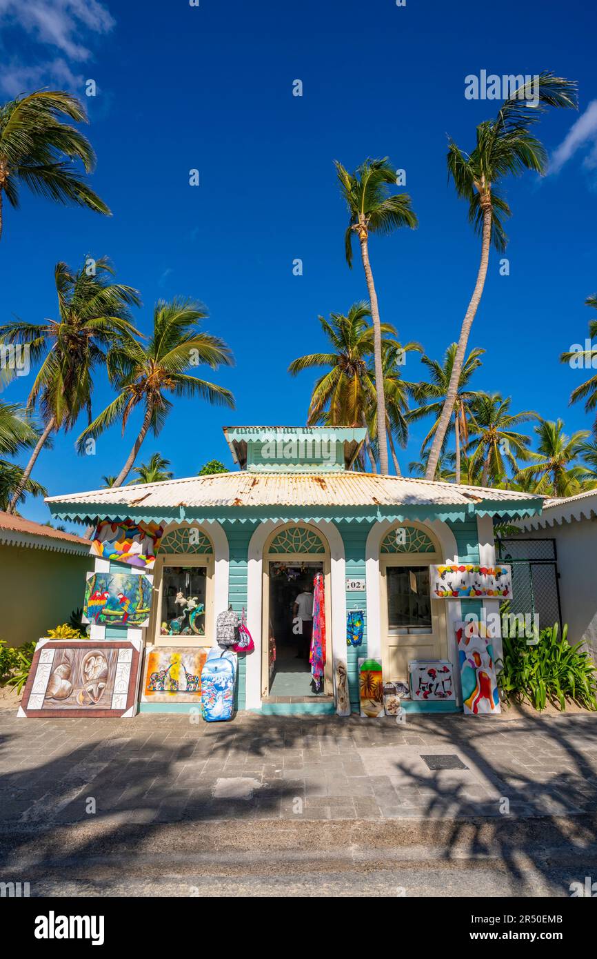 Blick auf farbenfrohe Geschäfte am Bavaro Beach, Punta Cana, Dominikanische Republik, Westindischen Inseln, Karibik, Mittelamerika Stockfoto
